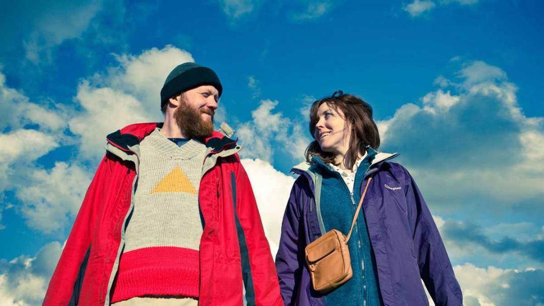 نگاه زن و مرد قاتل یه یکدیگر زیر ابرهای آسمان در فیلم Sightseers