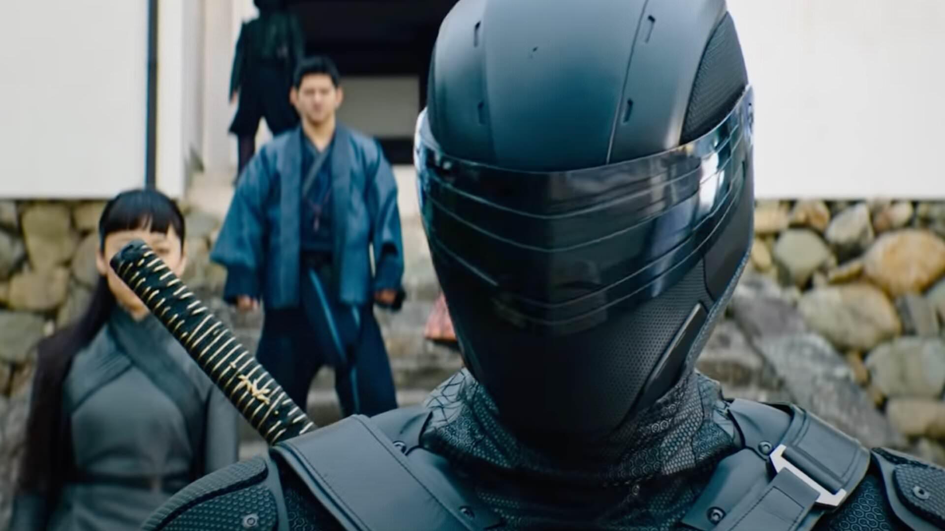هنری گلدینگ در نقش اسنیک آیز با لباس کامل این شخصیت در فیلم Snake Eyes
