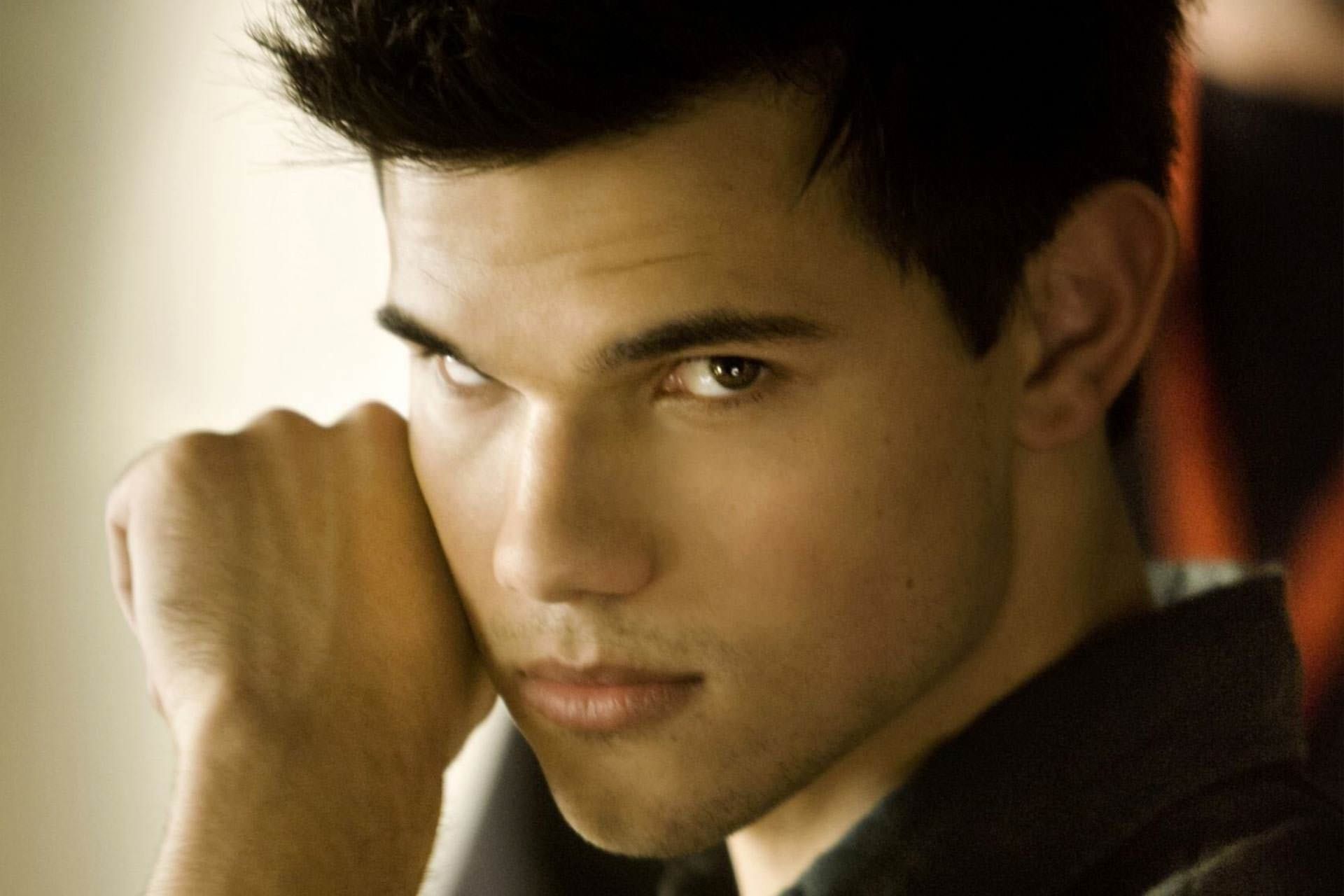 2021-6-taylorlautner