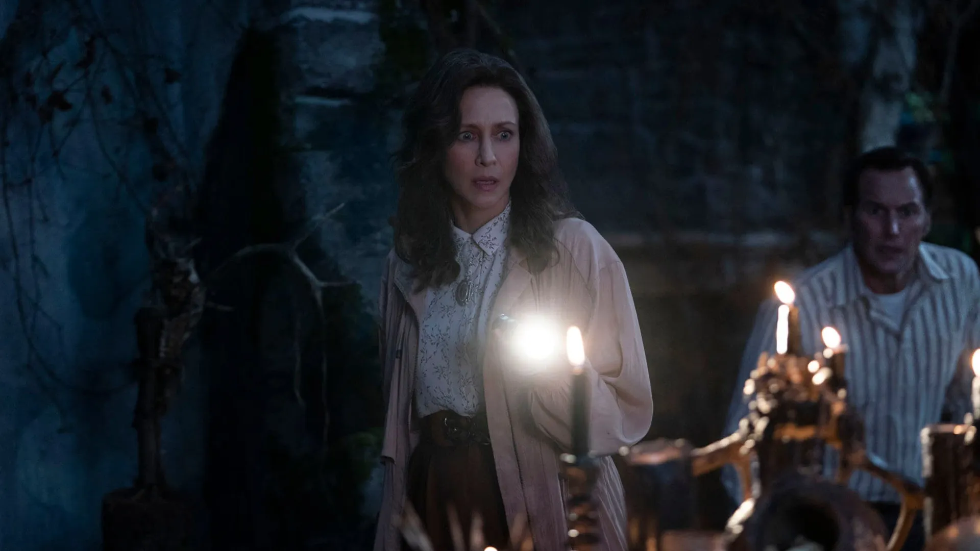 ورا فارمیگا در نقش لورین وارن در جست‌وجوی راز طلسم اهریمنی در فیلم The Conjuring: The Devil Made Me Do It