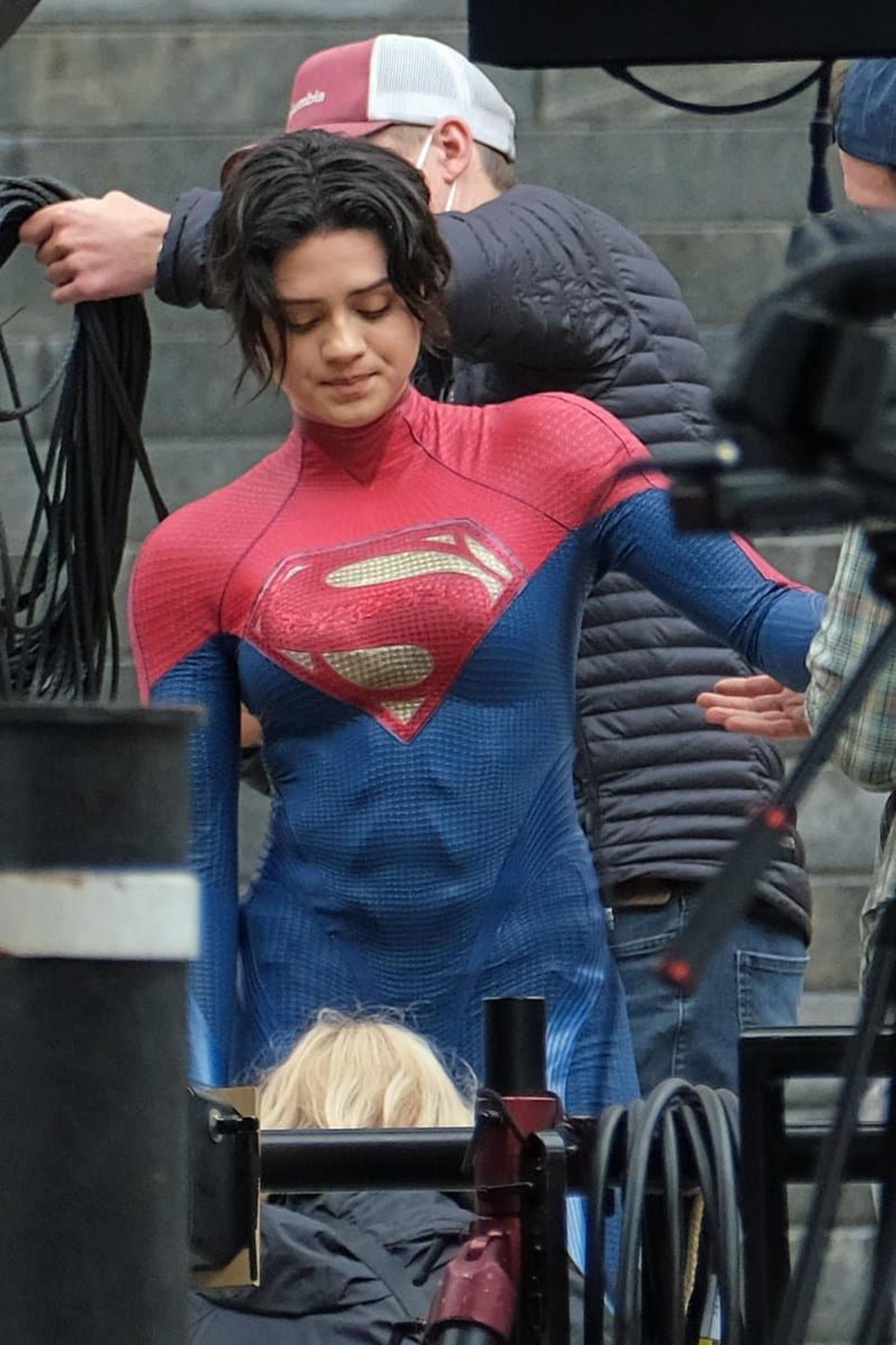 2021-6-the-flash-movie-bts-photo-sasha-calle-as-supergirl-04