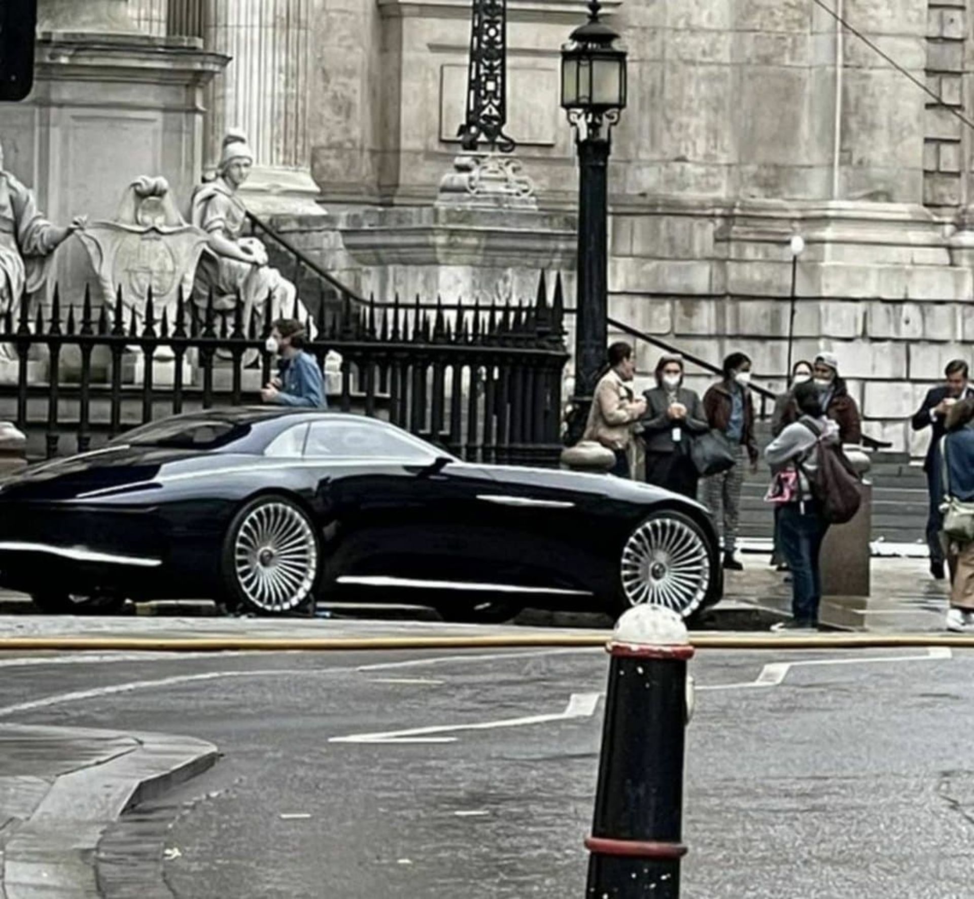 2021-6-the-flash-movie-bts-photo-vision-mercedes-maybach-6-bruce-wayne-car-02