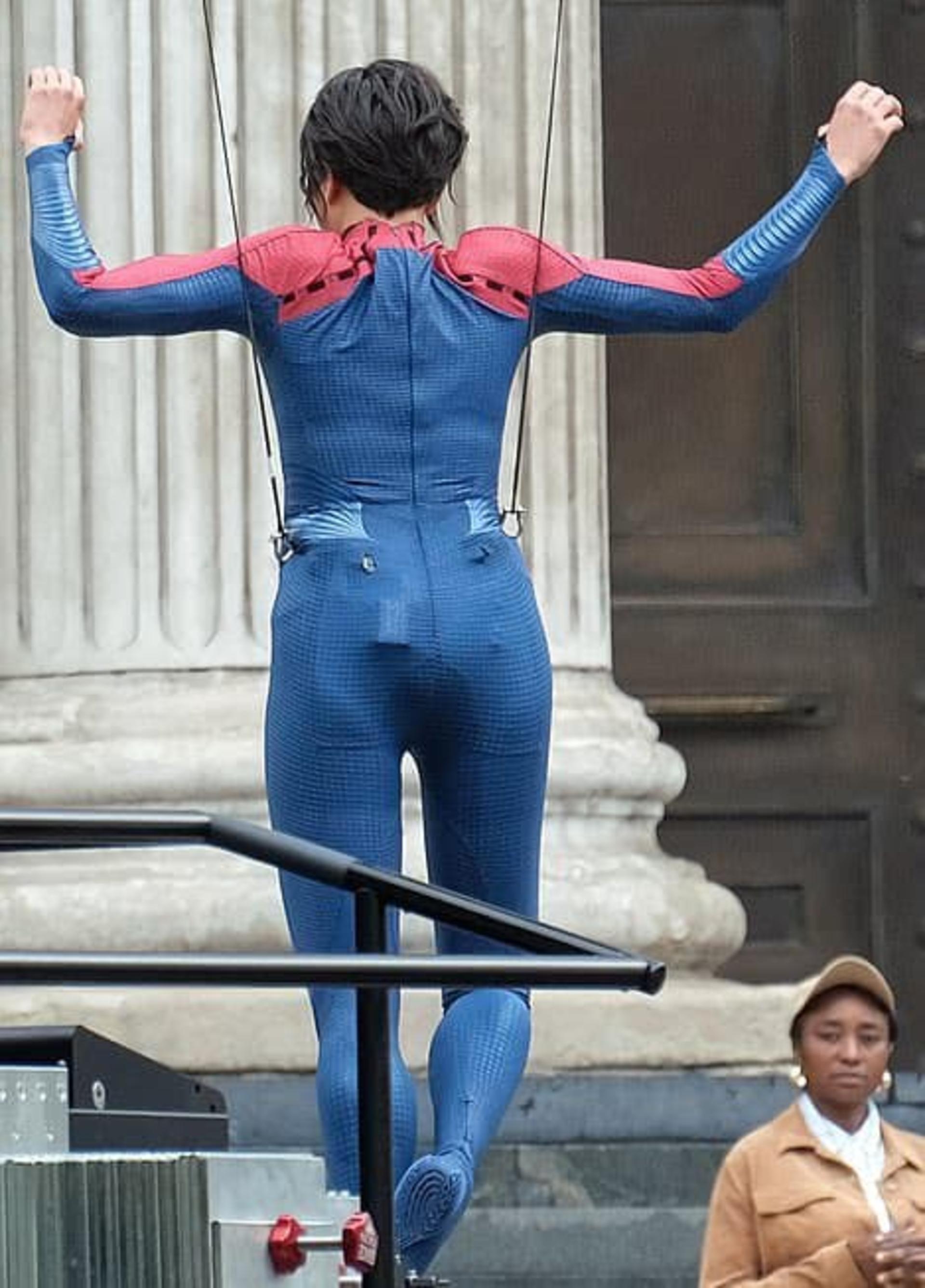 2021-6-the-flash-set-photos-show-michael-keatons-bruce-wayne-barry-allen-iris-west-and-more-08