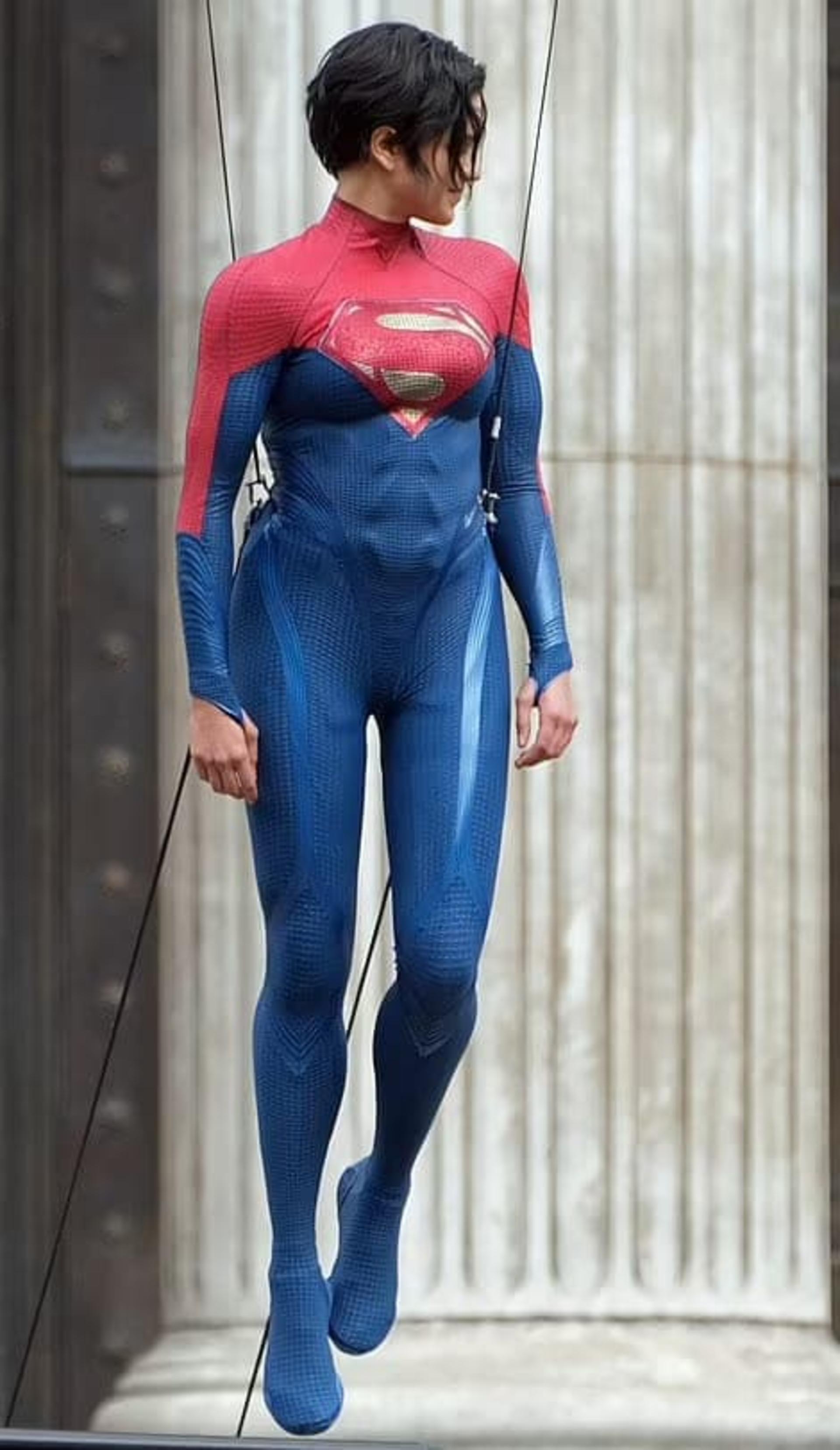 2021-6-the-flash-set-photos-show-michael-keatons-bruce-wayne-barry-allen-iris-west-and-more-09