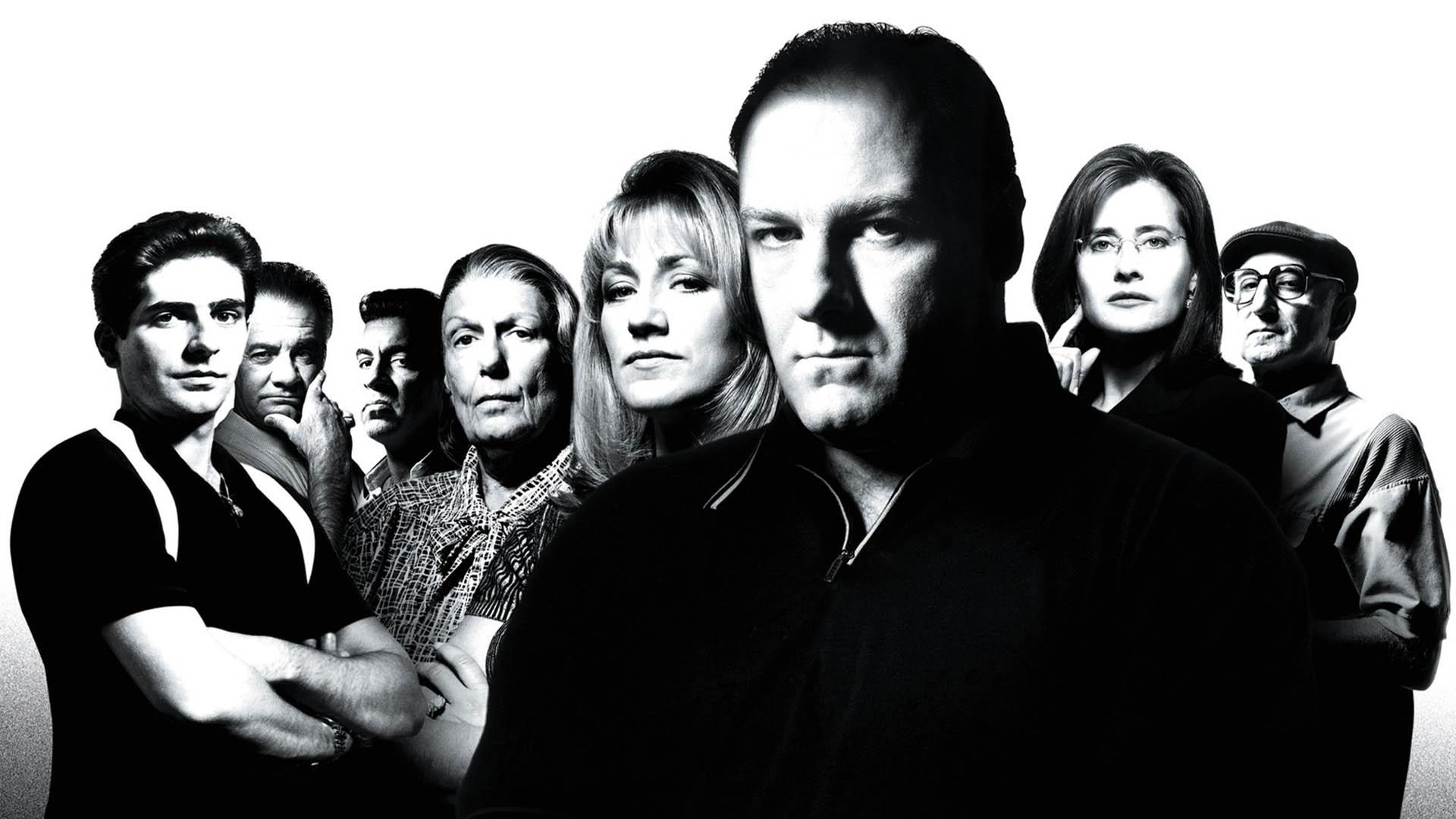کاور سریال The Sopranos با پس‌زمینه سفید و شخصیت‌های اصلی آن