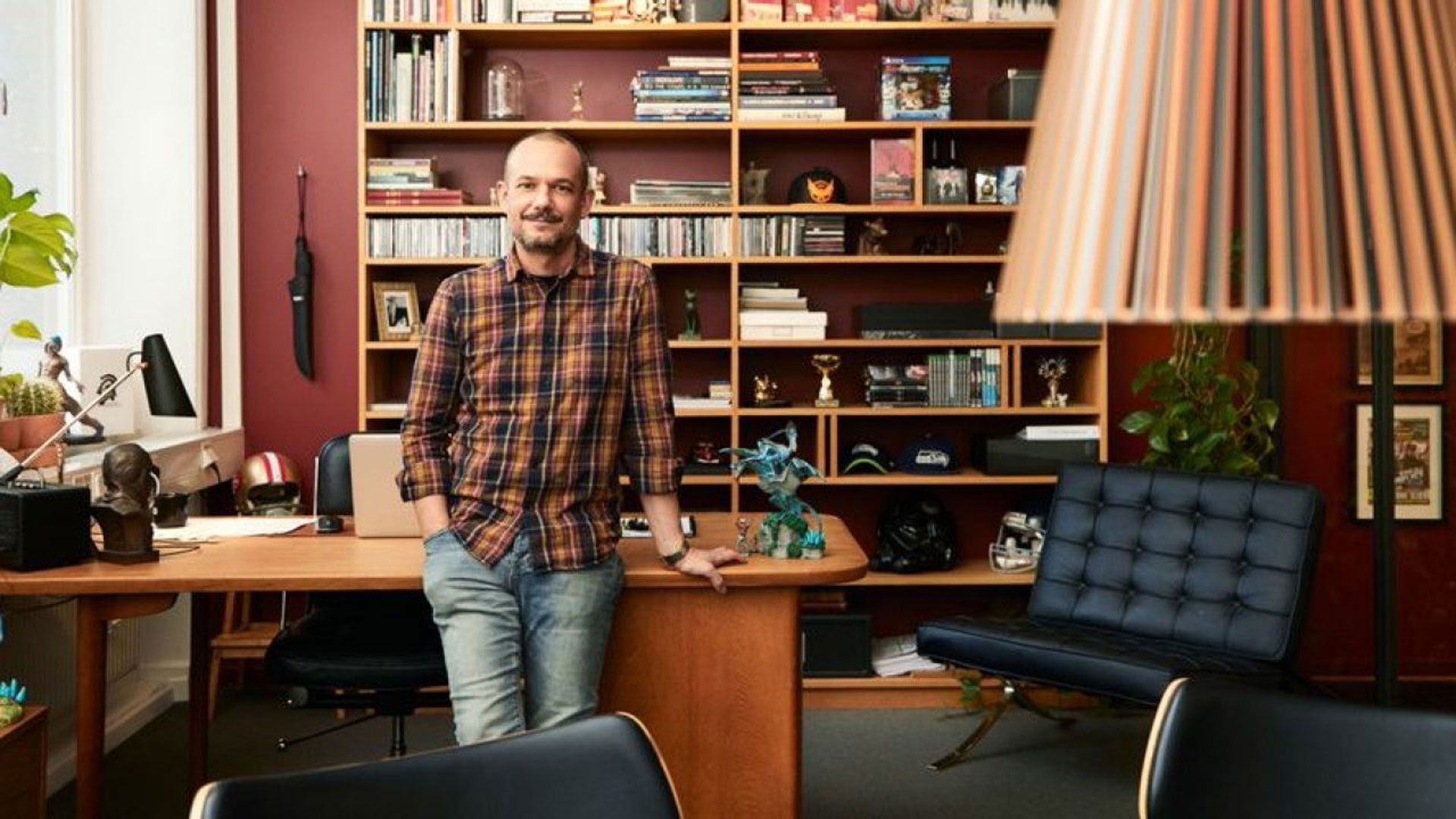 دیوید پالفلت، رییس استودیو یوبیسافت مسیو کنار میز خود