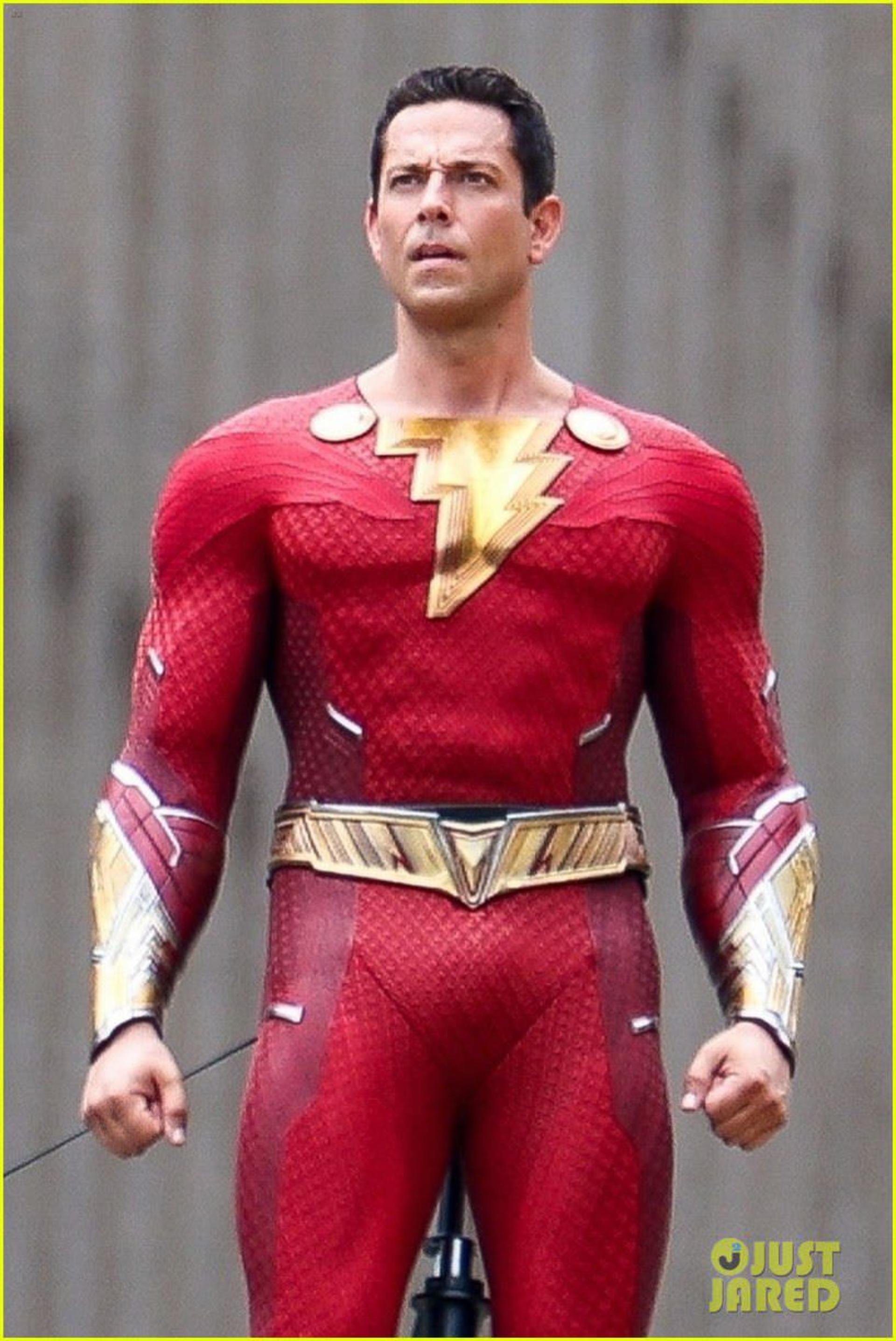 زکری لی وای در لباس جدید شزم در پشت صحنه تولید فیلم Shazam! Fury of the Gods