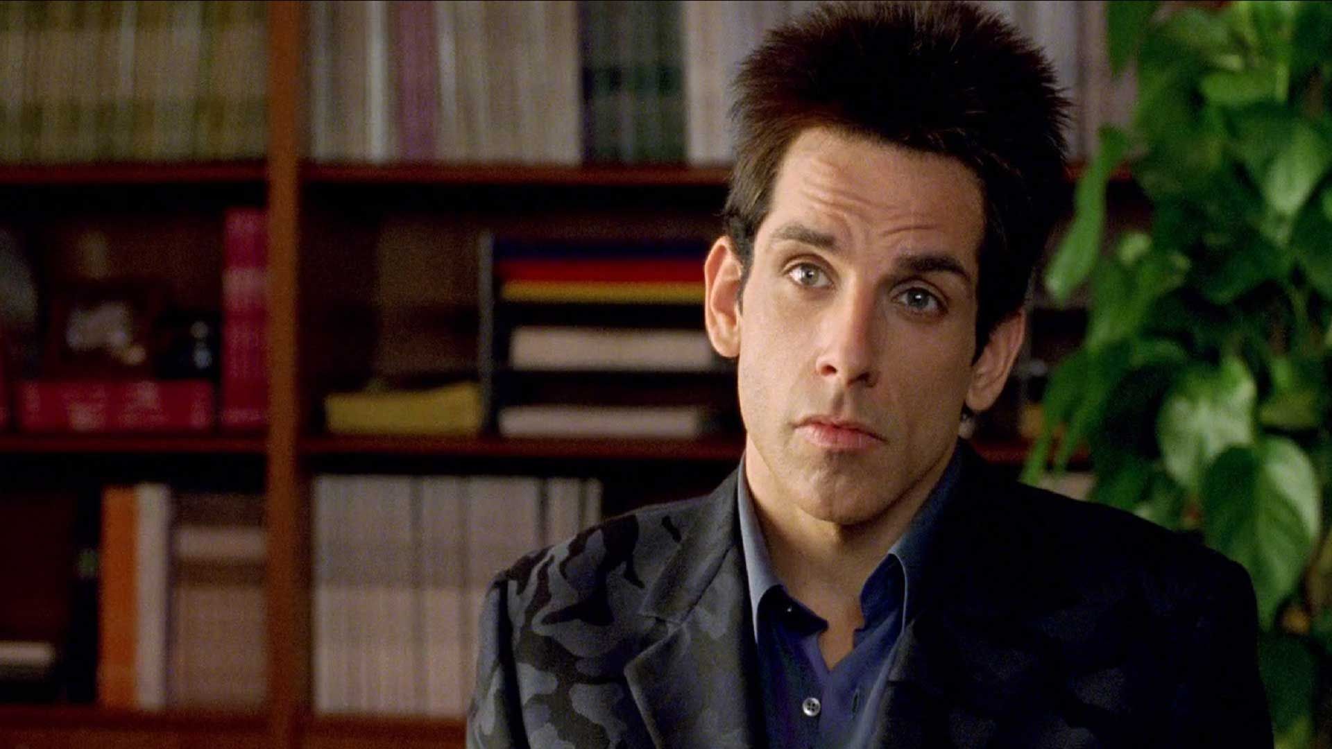بن استیلر با موهای نسبتا بلند مقابل کتابخانه در فیلم Zoolander