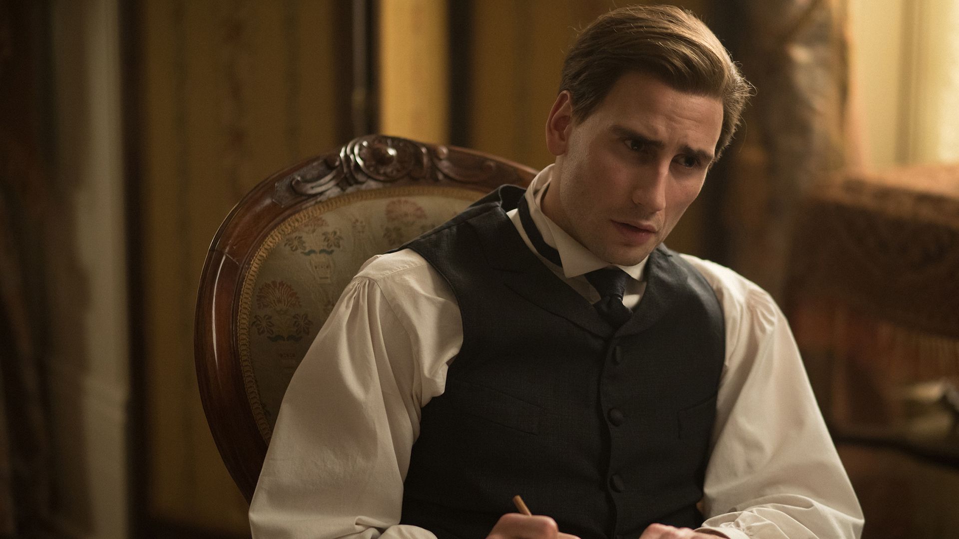 ادوارد هولکروفت در حال نوشتن در سریال Alias Grace