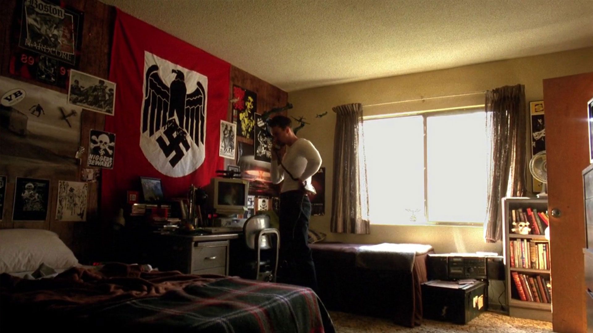 ادوارد نورتون در سکانسی از فیلم تاریخ مجهول آمریکا