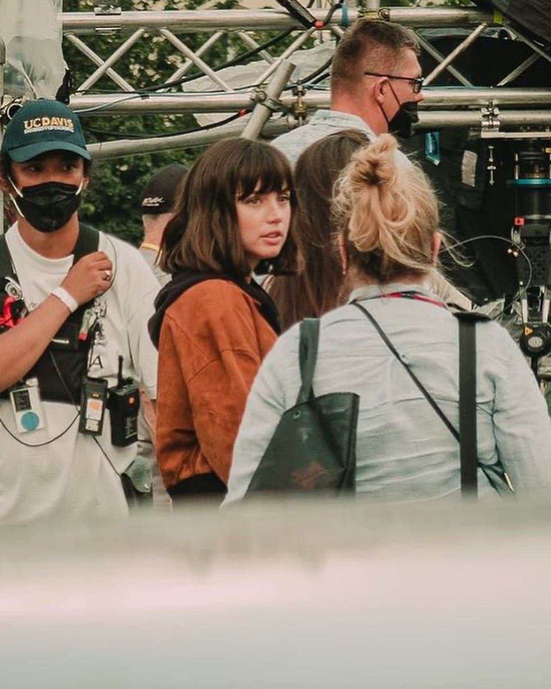 2021-7-ana-de-armas-on-the-set-of-the-gray-man-in-prague-czech-republic