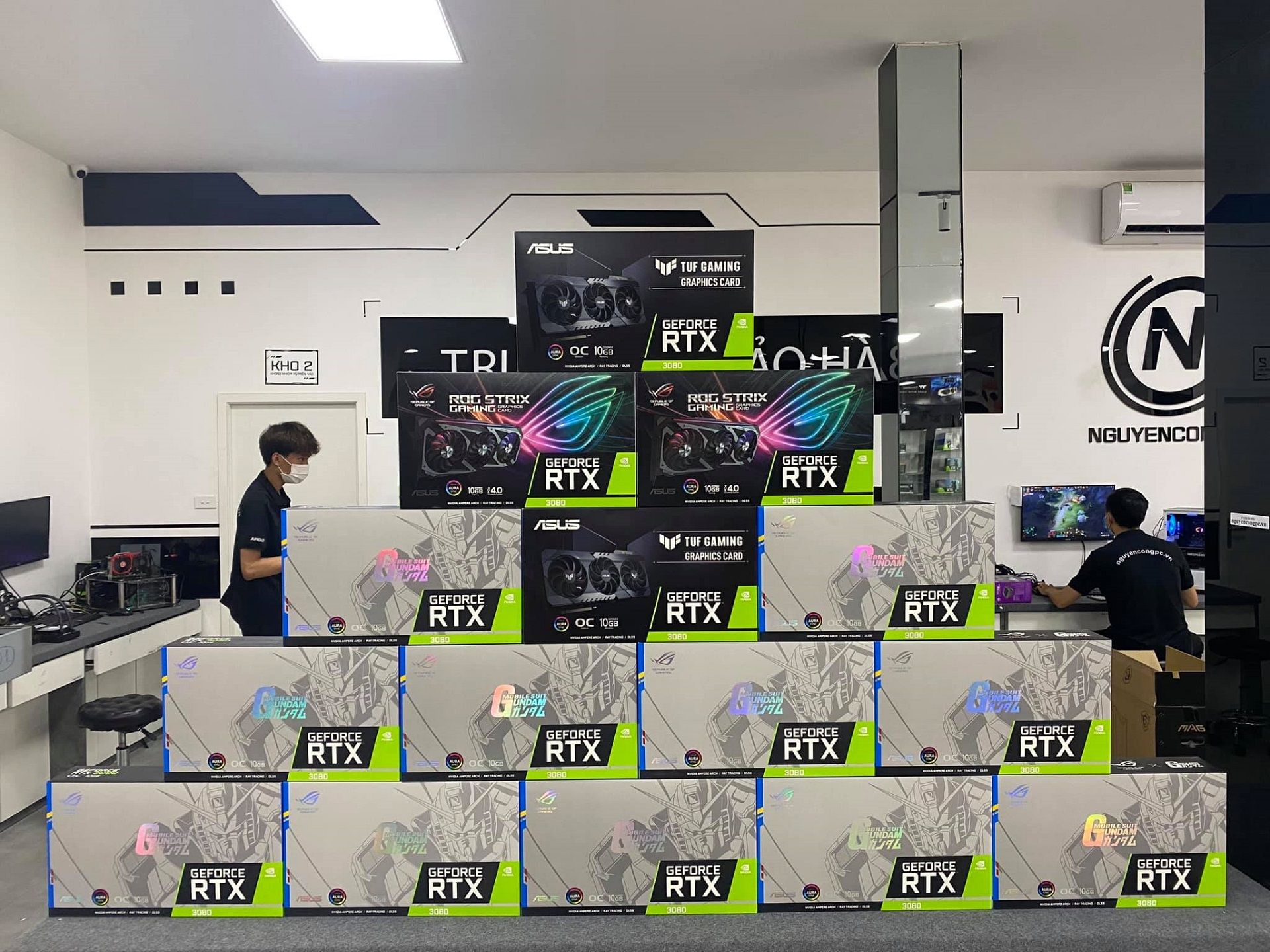 کارت گرافیک های RTX 3080 ROG STRIX GUNDAM در ویتنام