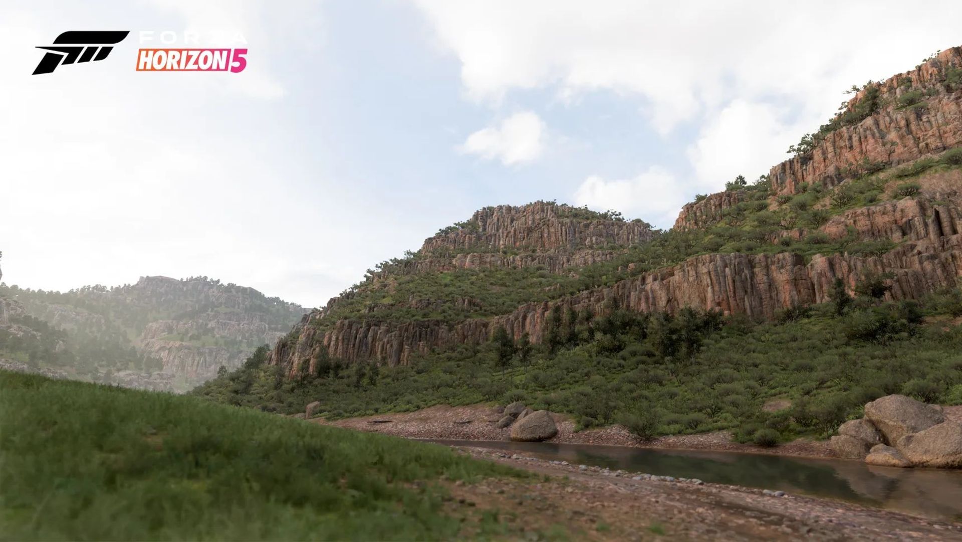 جاده سبز و ابری بازی Forza Horizon 5