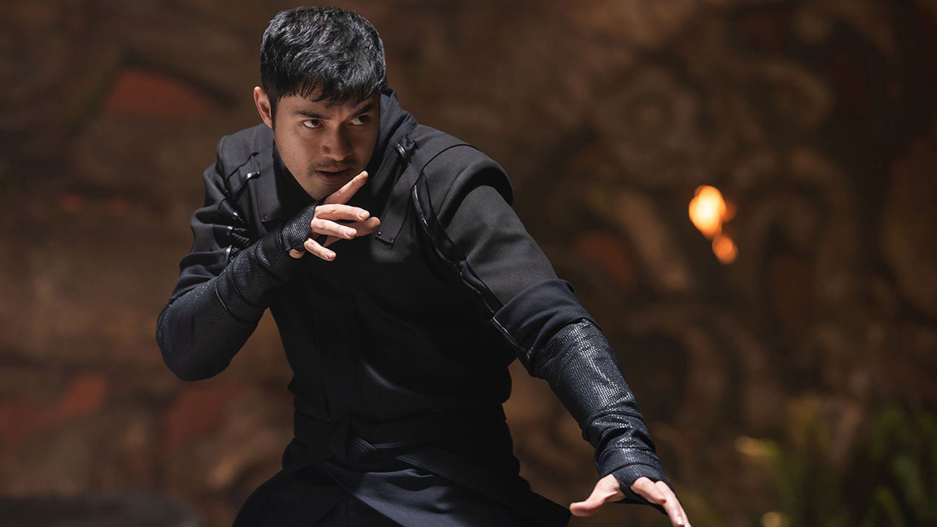 هنری گلدینگ نقش چشمان مار را ایفا می‌کند