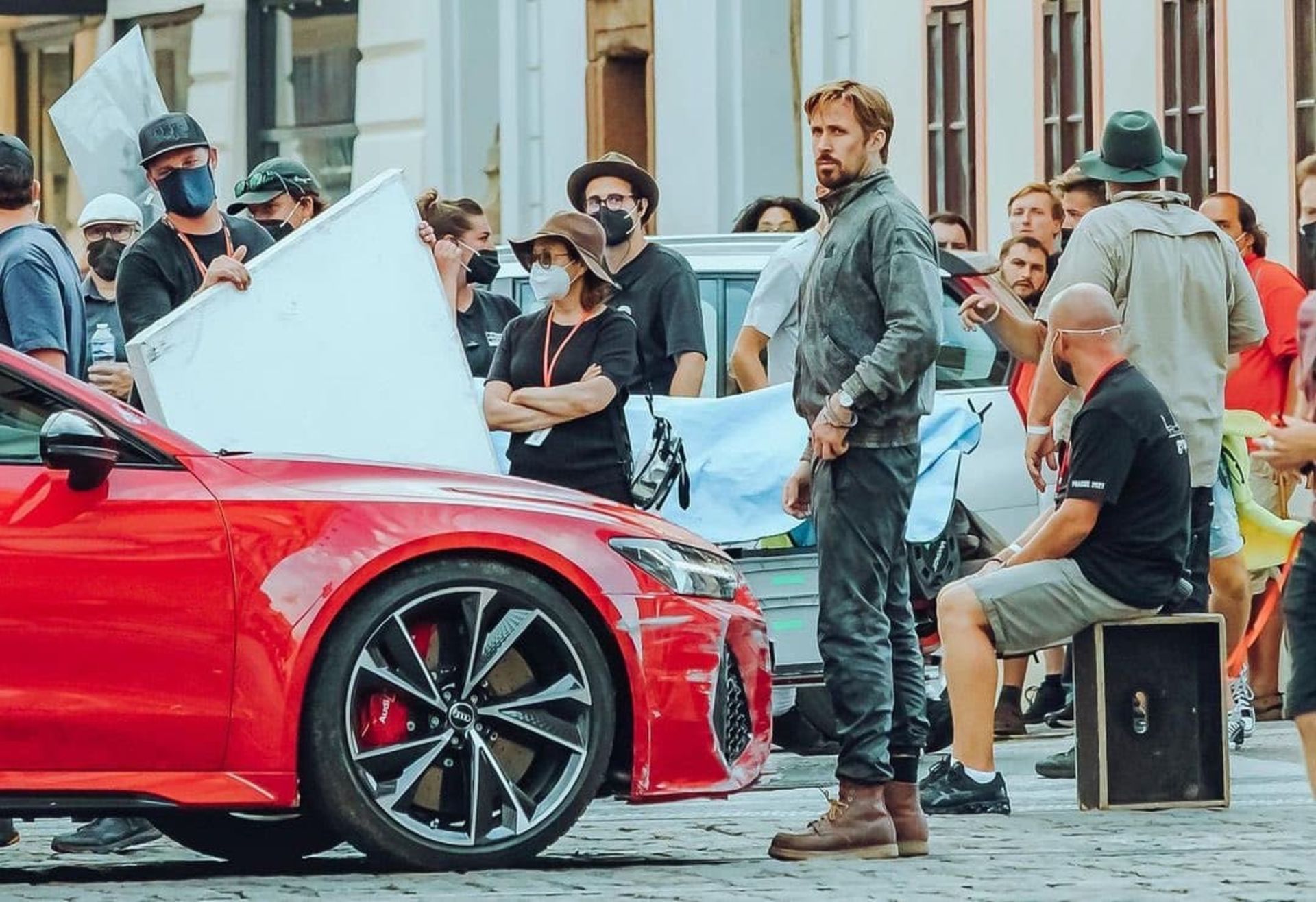 2021-7-new-photos-of-ryan-gosling-on-the-gray-man-set-in-prague-03
