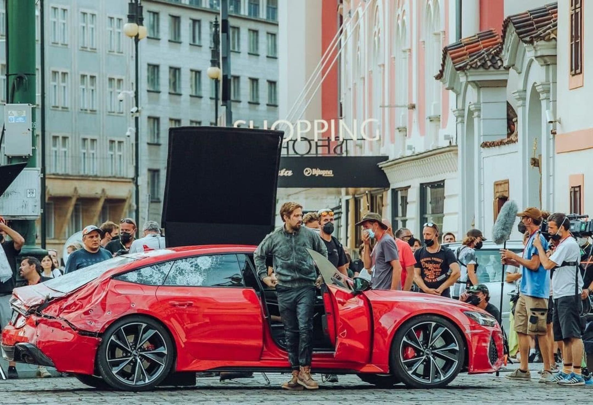 2021-7-new-photos-of-ryan-gosling-on-the-gray-man-set-in-prague-04
