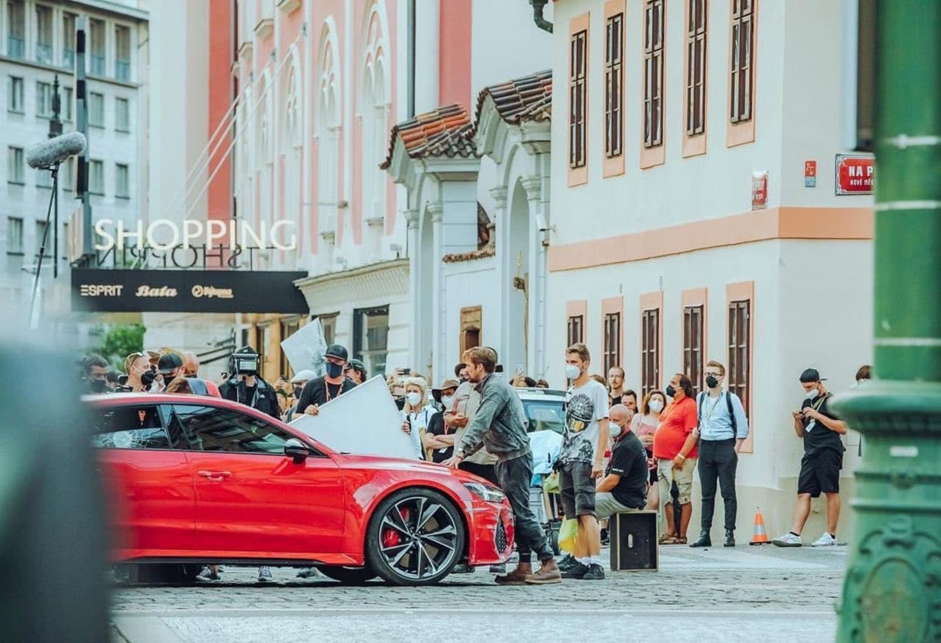 2021-7-new-photos-of-ryan-gosling-on-the-gray-man-set-in-prague-05