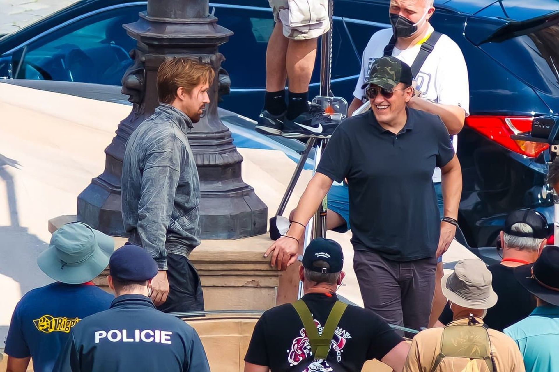 2021-7-new-photos-of-ryan-gosling-on-the-gray-man-set-in-prague-07