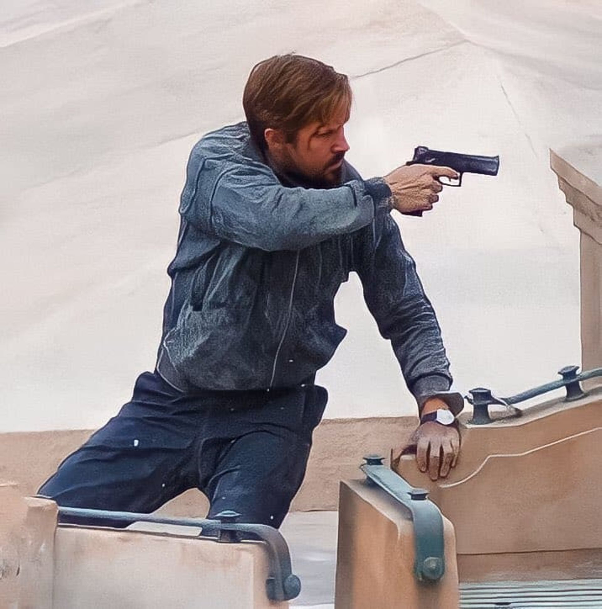 2021-7-new-photos-of-ryan-gosling-on-the-gray-man-set-in-prague-08