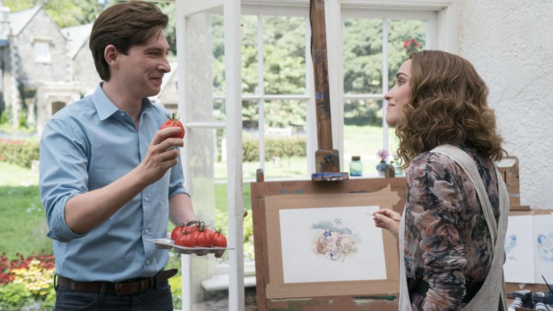 2021-7-peter-rabbit-2-the-runaway-rose-byrne-as-bea-mcgregor-and-domhnall-gleeson-as-thomas-mcgregor