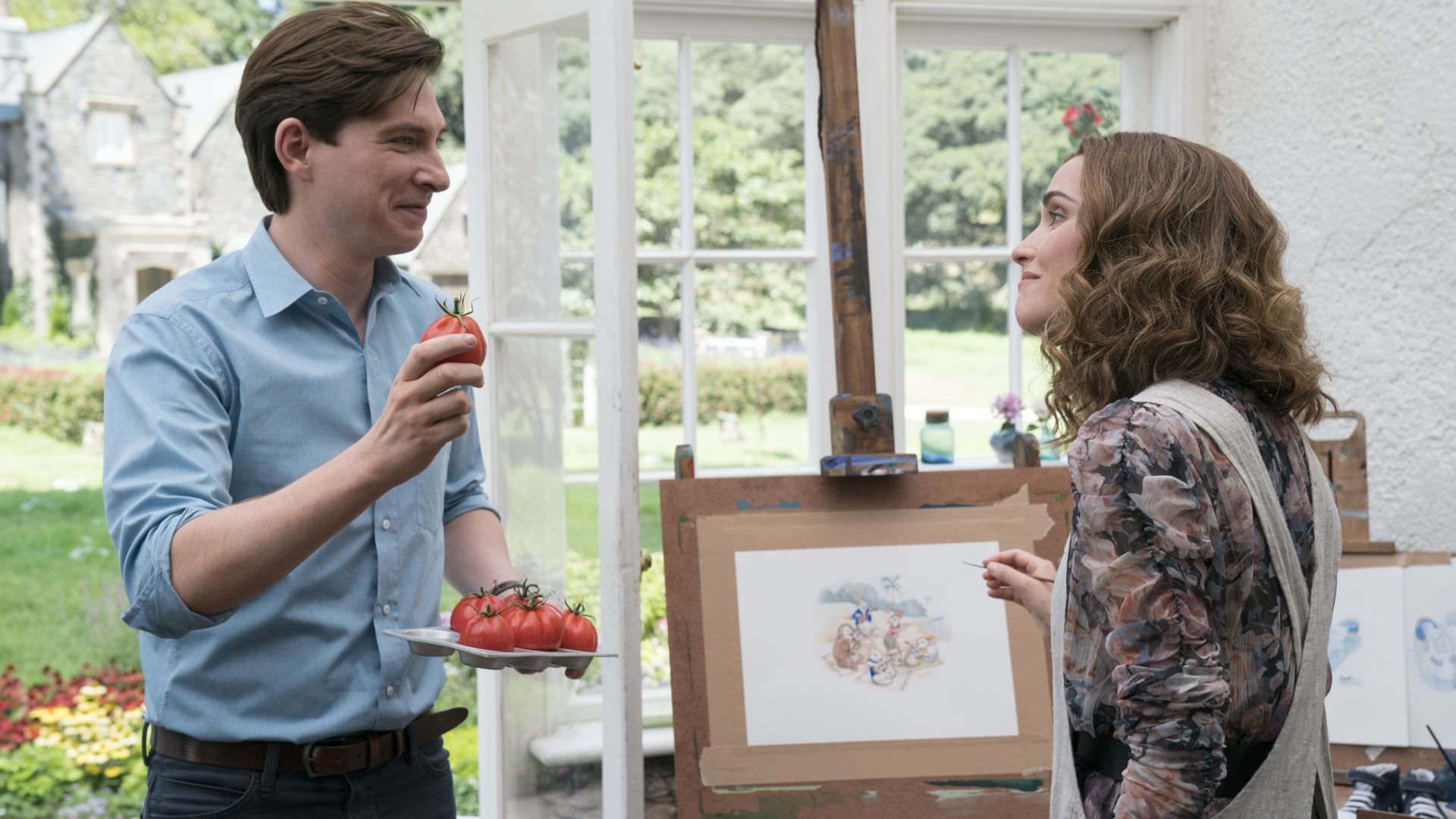 2021-7-peter-rabbit-2-the-runaway-rose-byrne-as-bea-mcgregor-and-domhnall-gleeson-as-thomas-mcgregor