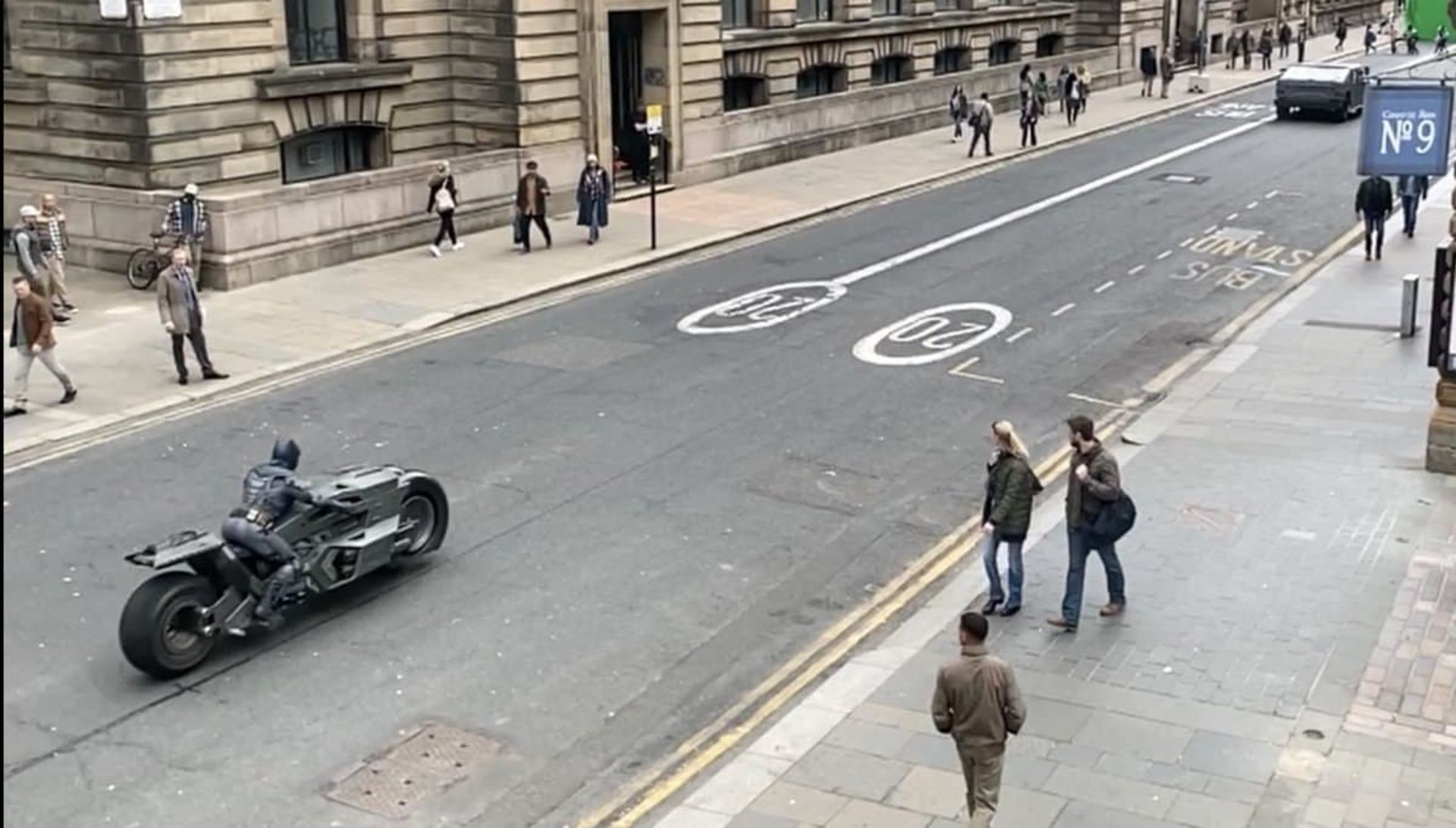 2021-7-possible-first-look-at-ben-affleck-batman-the-flash-01