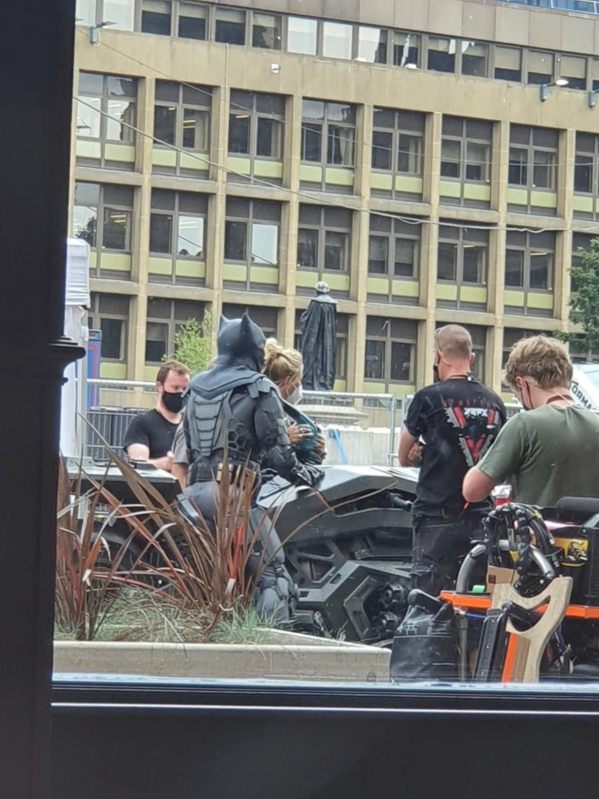 2021-7-possible-first-look-at-ben-affleck-batman-the-flash-02