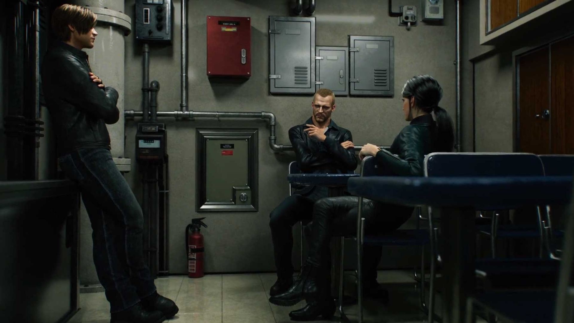 لئون تکیه داده به دیوار مقابل جیسون و شنمی در سریال رزیدنت ایول اینفینیت دارکنس