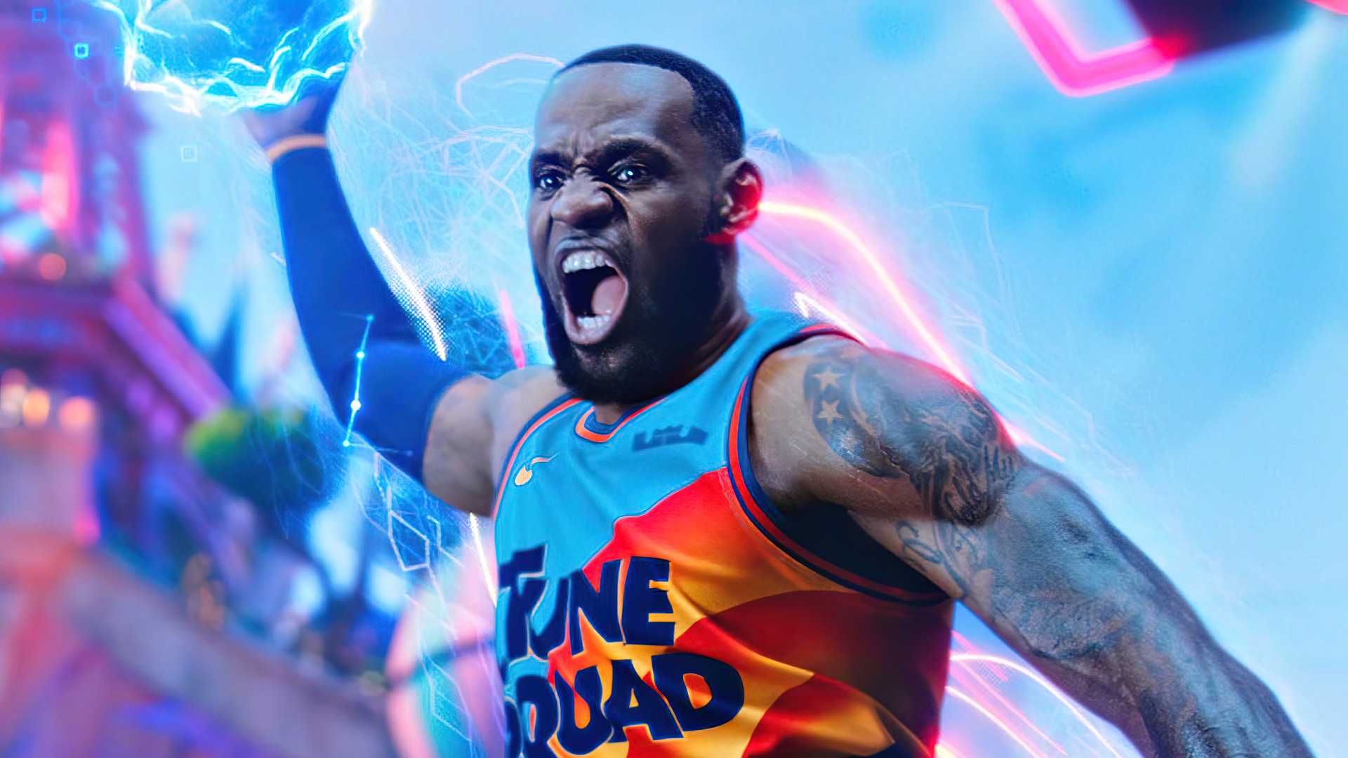 لبران جیمز در حال زدن اسلم دانک در فیلم Space Jam: A New Legacy