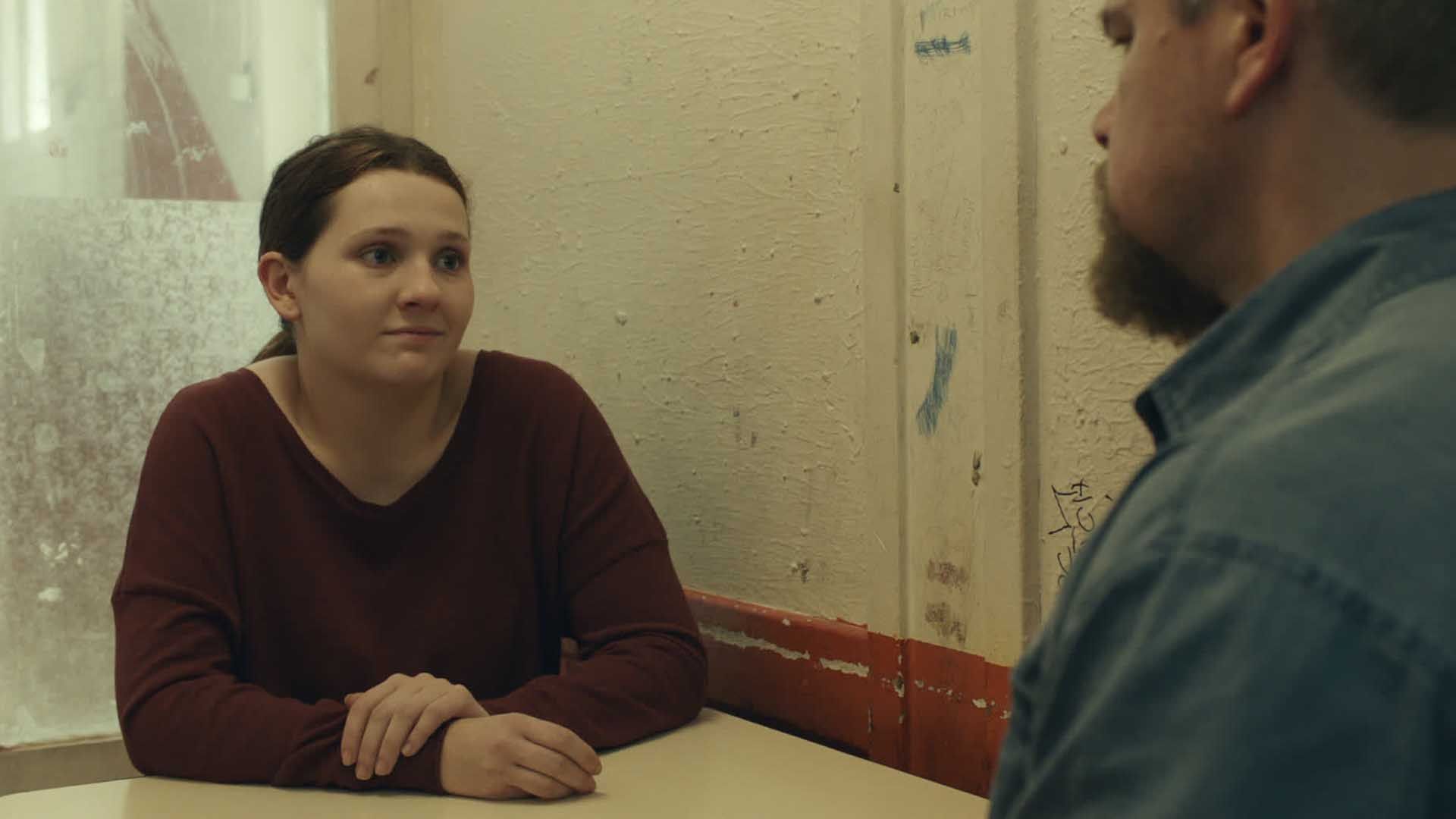 مت دیمون در حال صحبت با ابیگیل برسلین در زندان در فیلم Stillwater