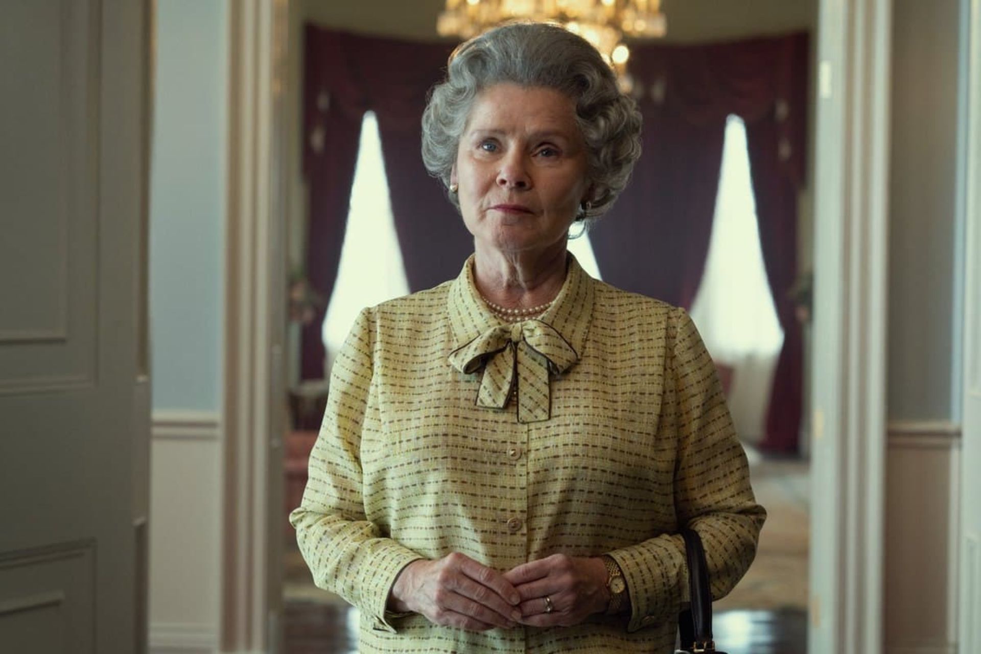ایملدا استنتون در نقش ملکه الیزابت دوم در فصل پنجم سریال The Crown 