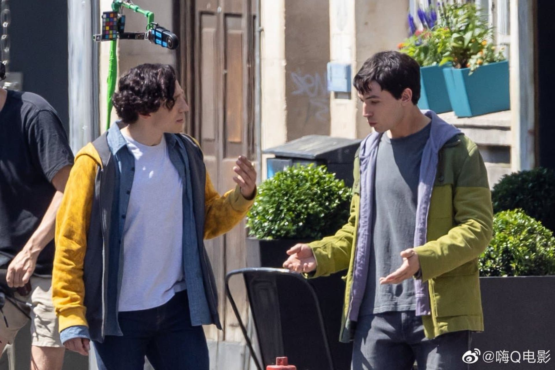 ملاقات بری آلن با بازی ازرا میلر با بری آلن دیگر در پشت صحنه فیلمبرداری فیلم The Flash
