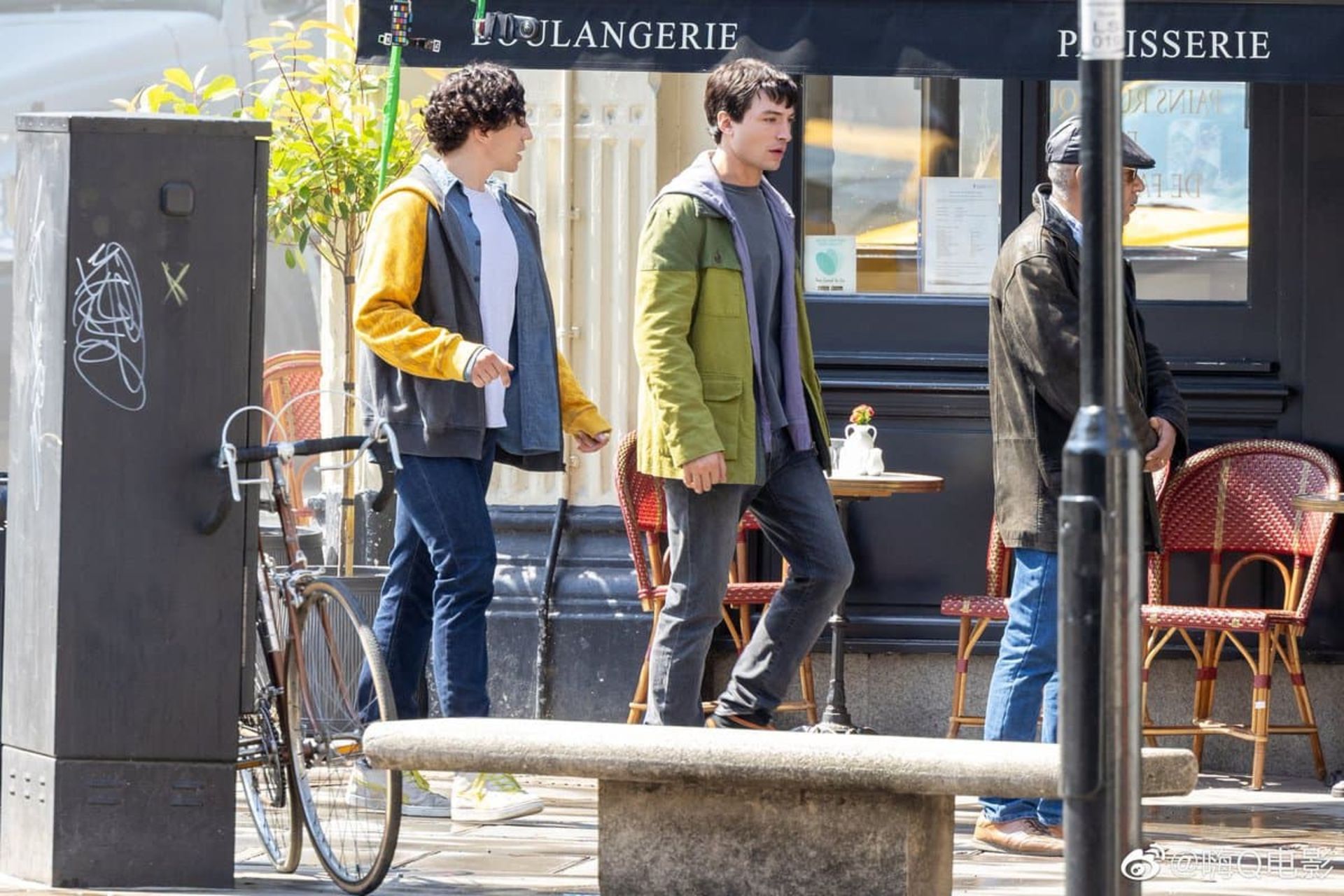 2021-7-the-flash-set-photos-feature-ezra-millers-barry-allen-interacting-withanother-barry-allen-02