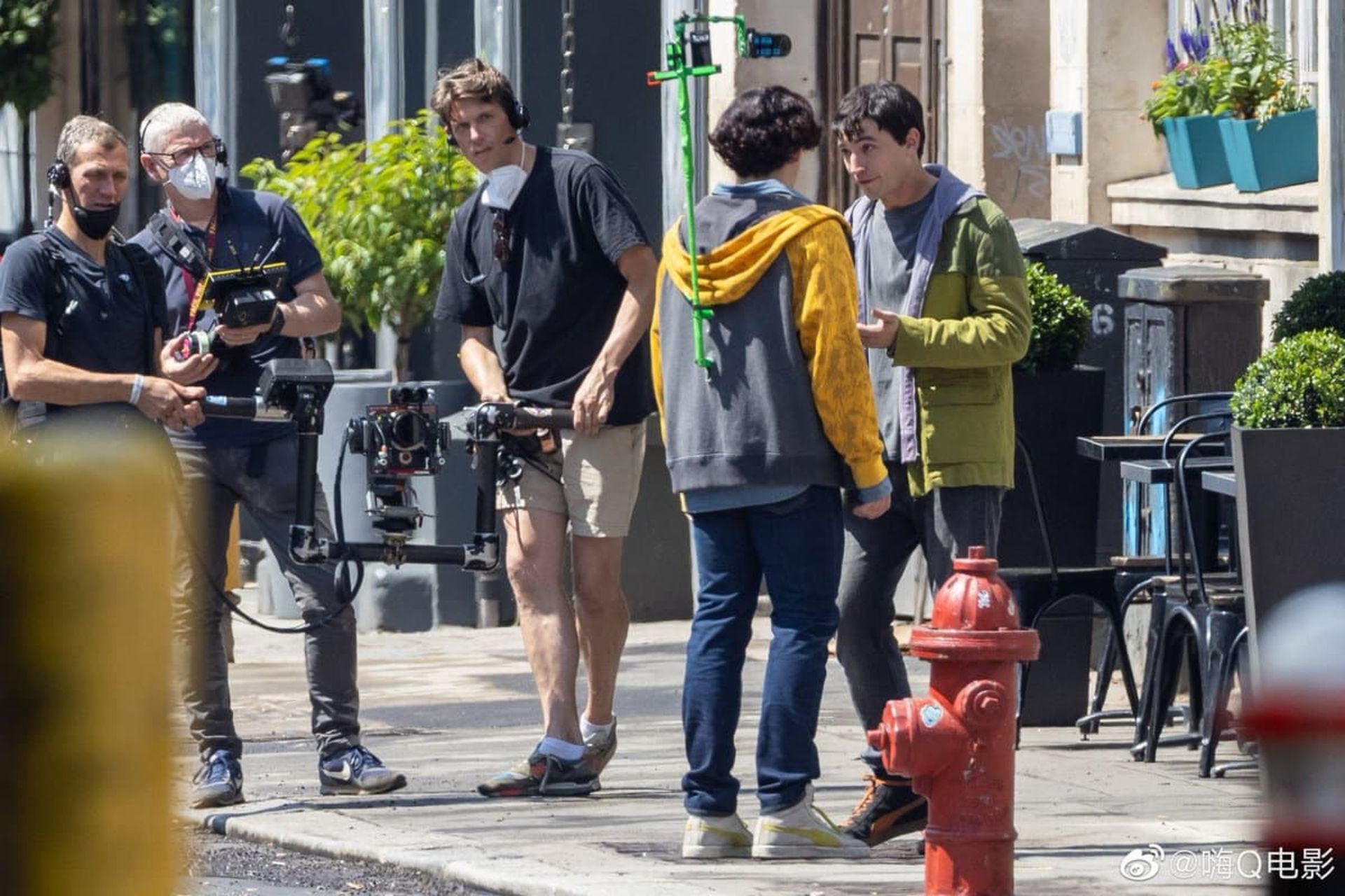 2021-7-the-flash-set-photos-feature-ezra-millers-barry-allen-interacting-withanother-barry-allen-03