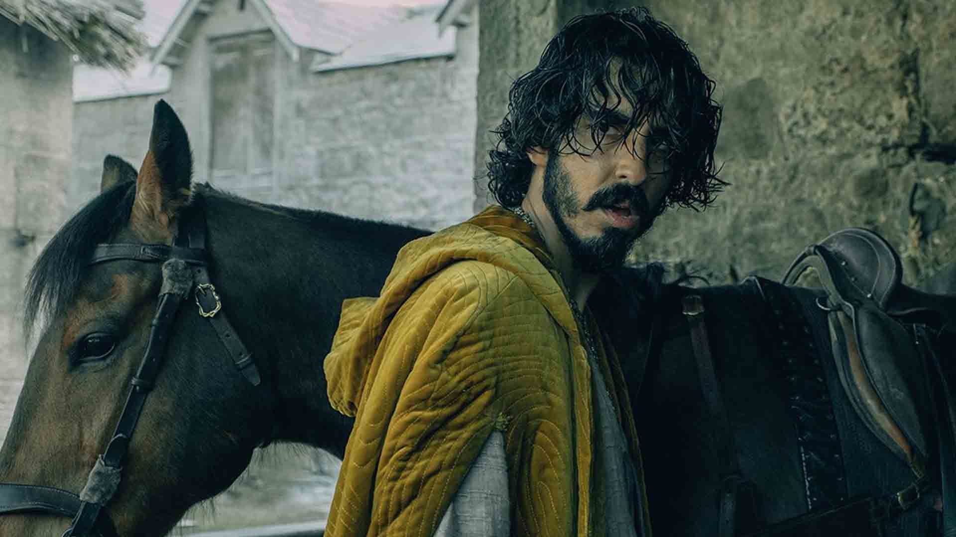 دو پاتل در کنار یک اسب در فیلم The Green Knight