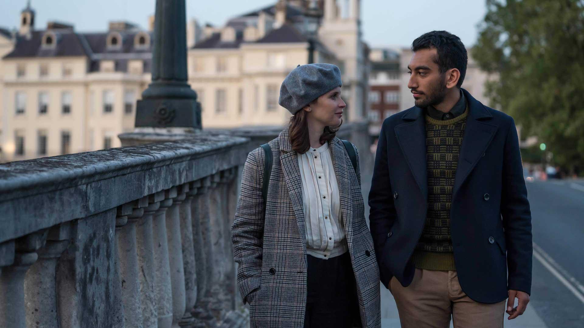 نگاه مهربانانه فلیسیتی جونز موقع قدم زدن با کلاه در فیلم The Last Letter from Your Lover، یکی از مورد انتظارترین فیلم های عاشقانه 2021