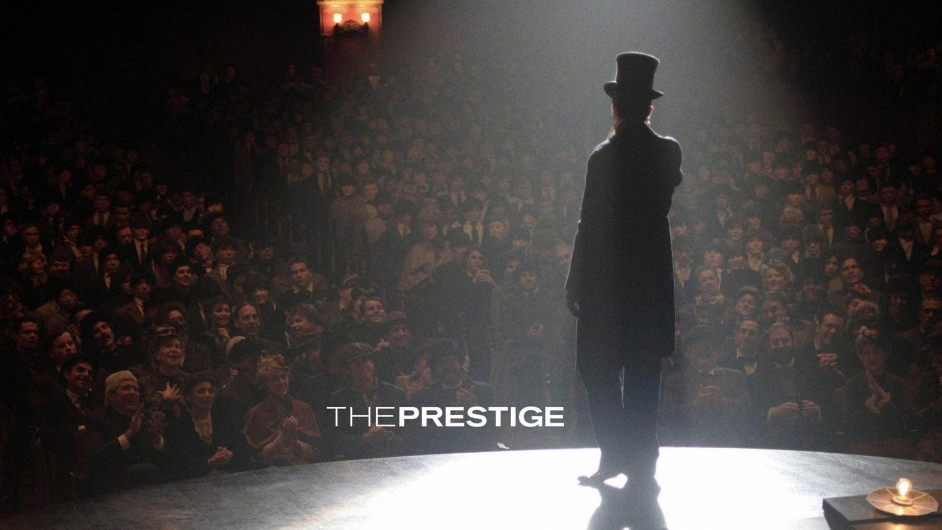 تصویری از فیلم The Prestige و تشویق حاضرین در سالن برای شعبده‌باز روی صحنه