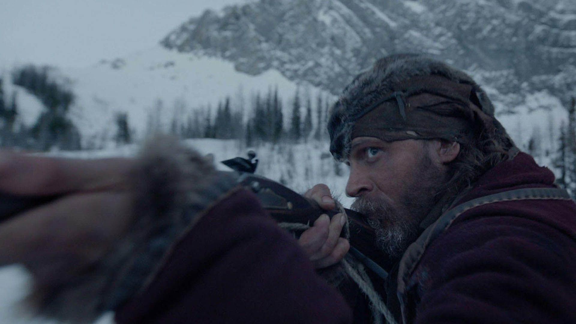 تام هاردی در حال شلیک اسلحه خود در فیلم The Revenant