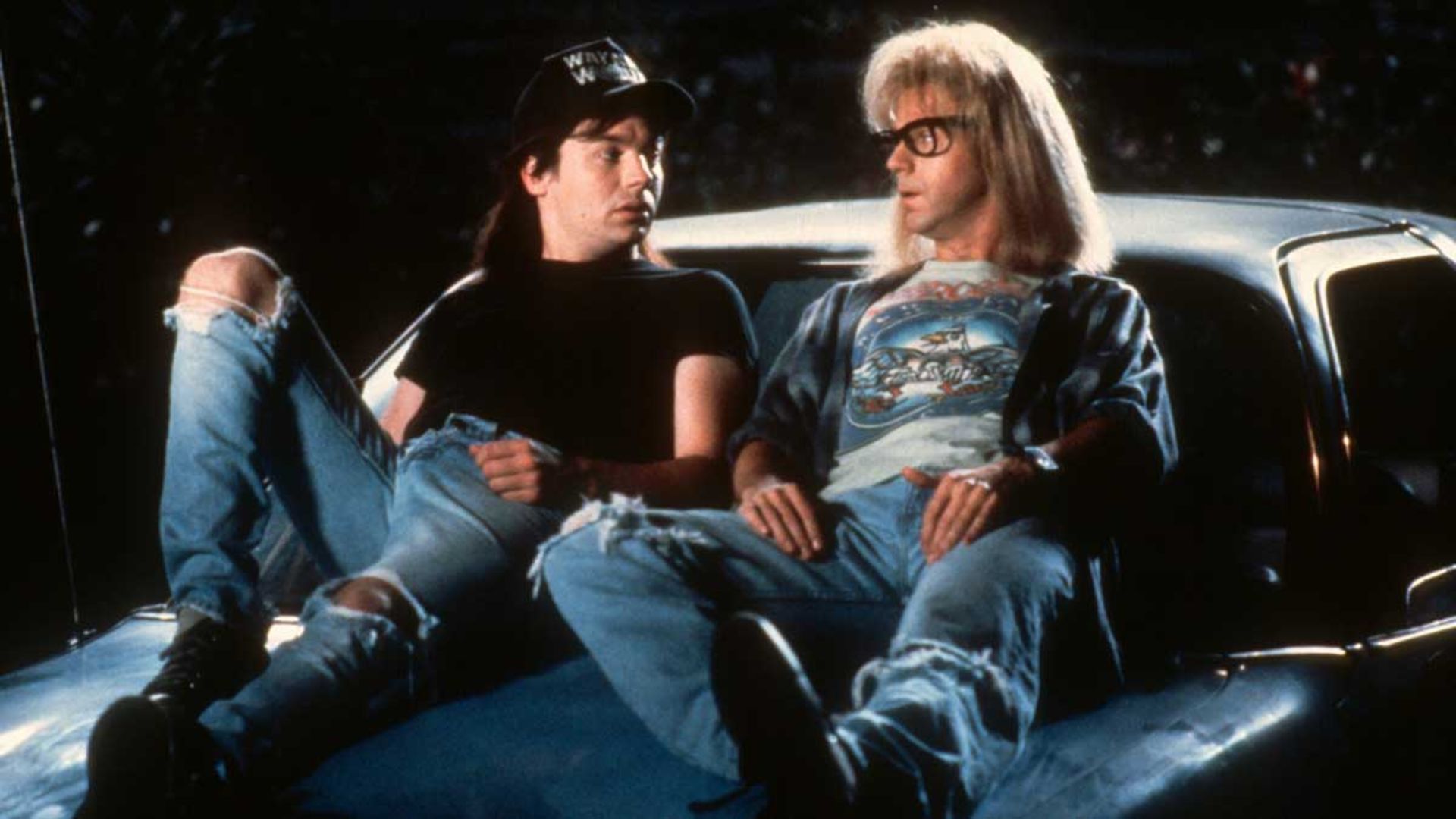 مایک مایرز و دانا کروی روی اتومبیل مشغول گفت و گو با هم در فیلم کمدی Wayne's World