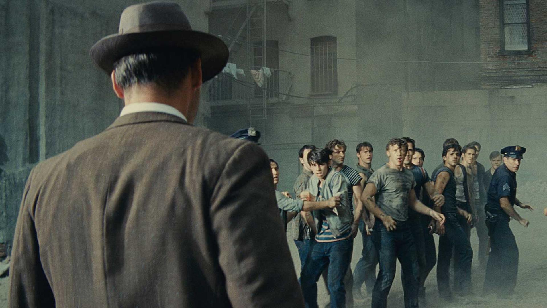 پلیس در حال حرکت به سمت جوان های محله در فیلم West Side Story استیون اسپیلبرگ، یکی از مورد انتظارترین فیلم های عاشقانه 2021