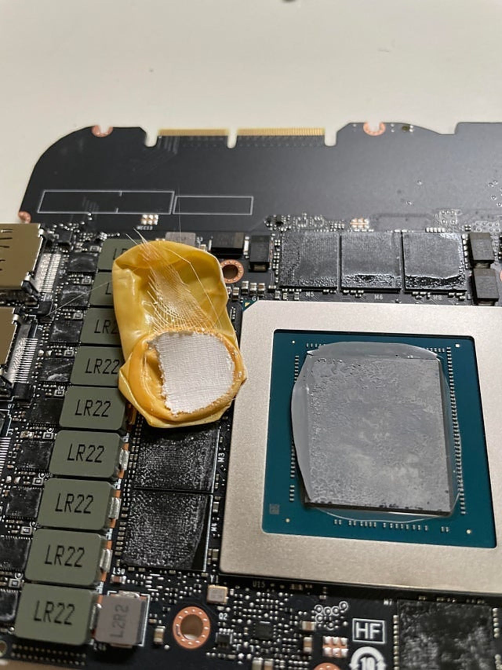 وجود دستکش پلاستیکی داخل کارت گرافیک RTX 3090
