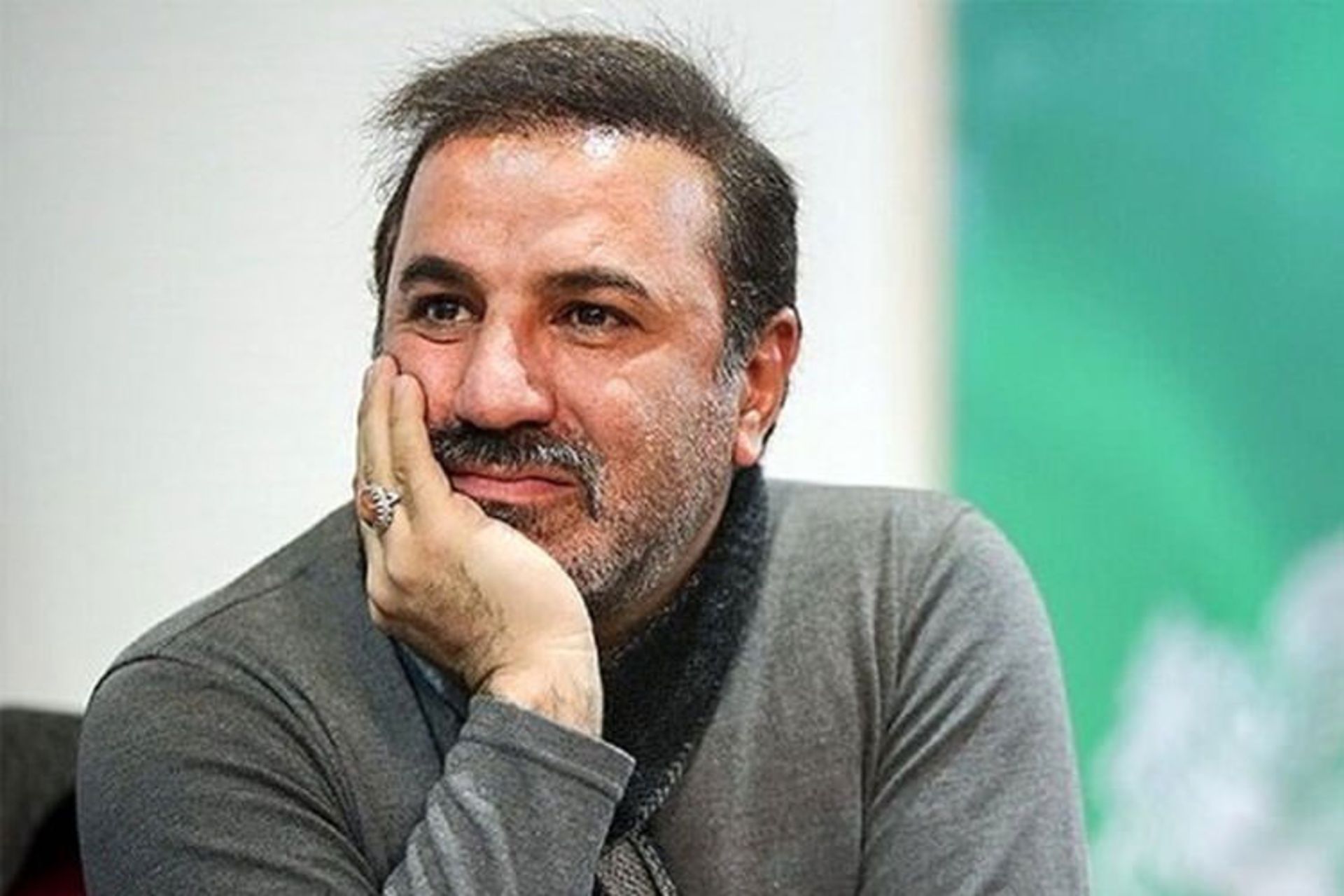 علی سلیمانی با دستی زیر چانه