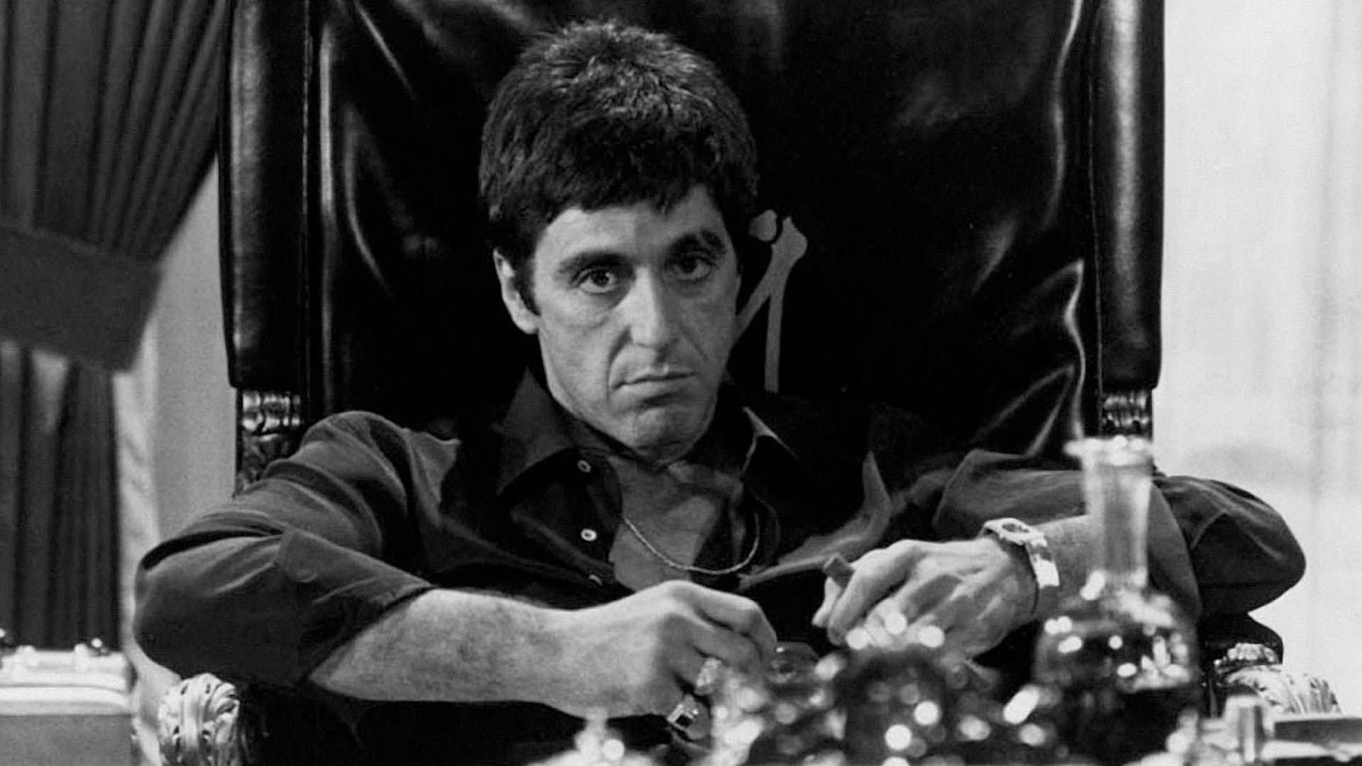 آل پاچینو در نقش تونی مونتانا پشت میز کار خود در فیلم scarface 