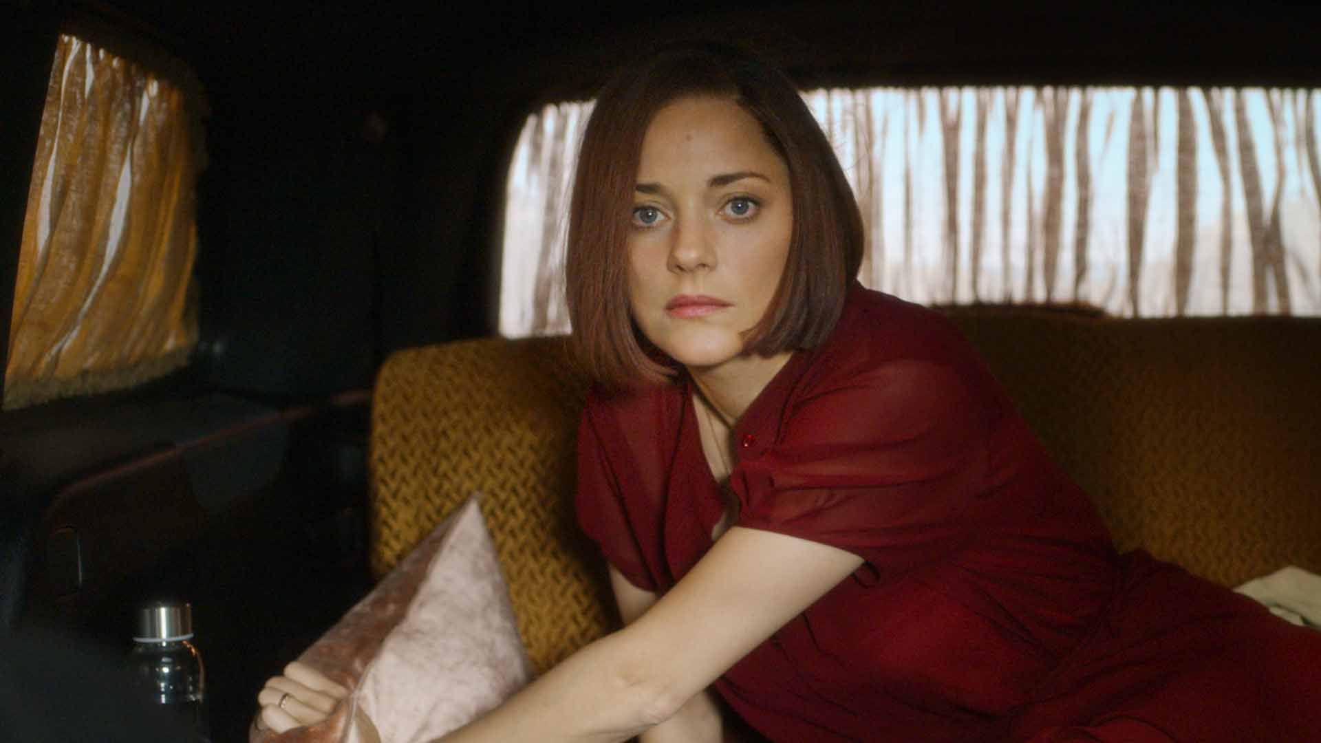 ماریون کوتیار در یک ماشین در فیلم Annette
