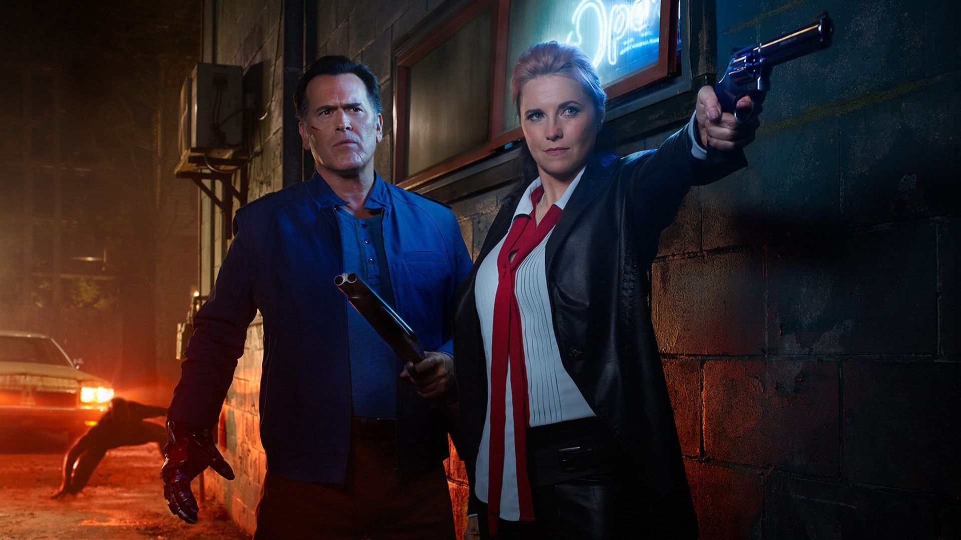 بروس کمپبل در پوستر فصل دوم سریال Ash vs Evil Dead