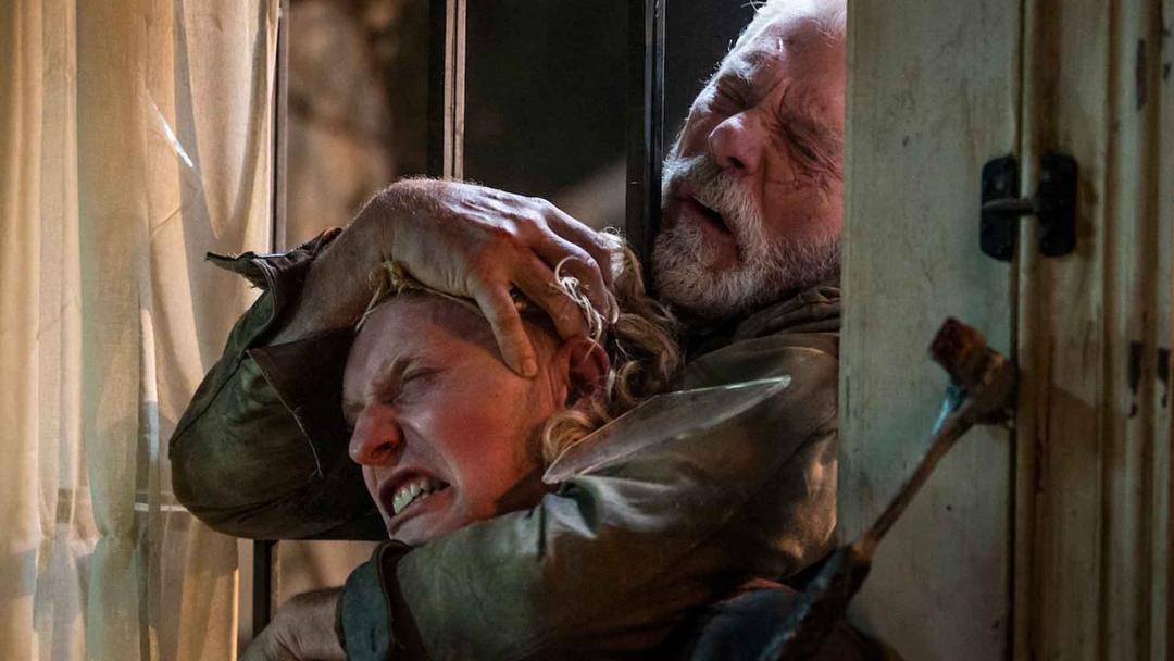 استیفن لنگ در حال خفه کردن مردی در فیلم Don’t Breathe 2