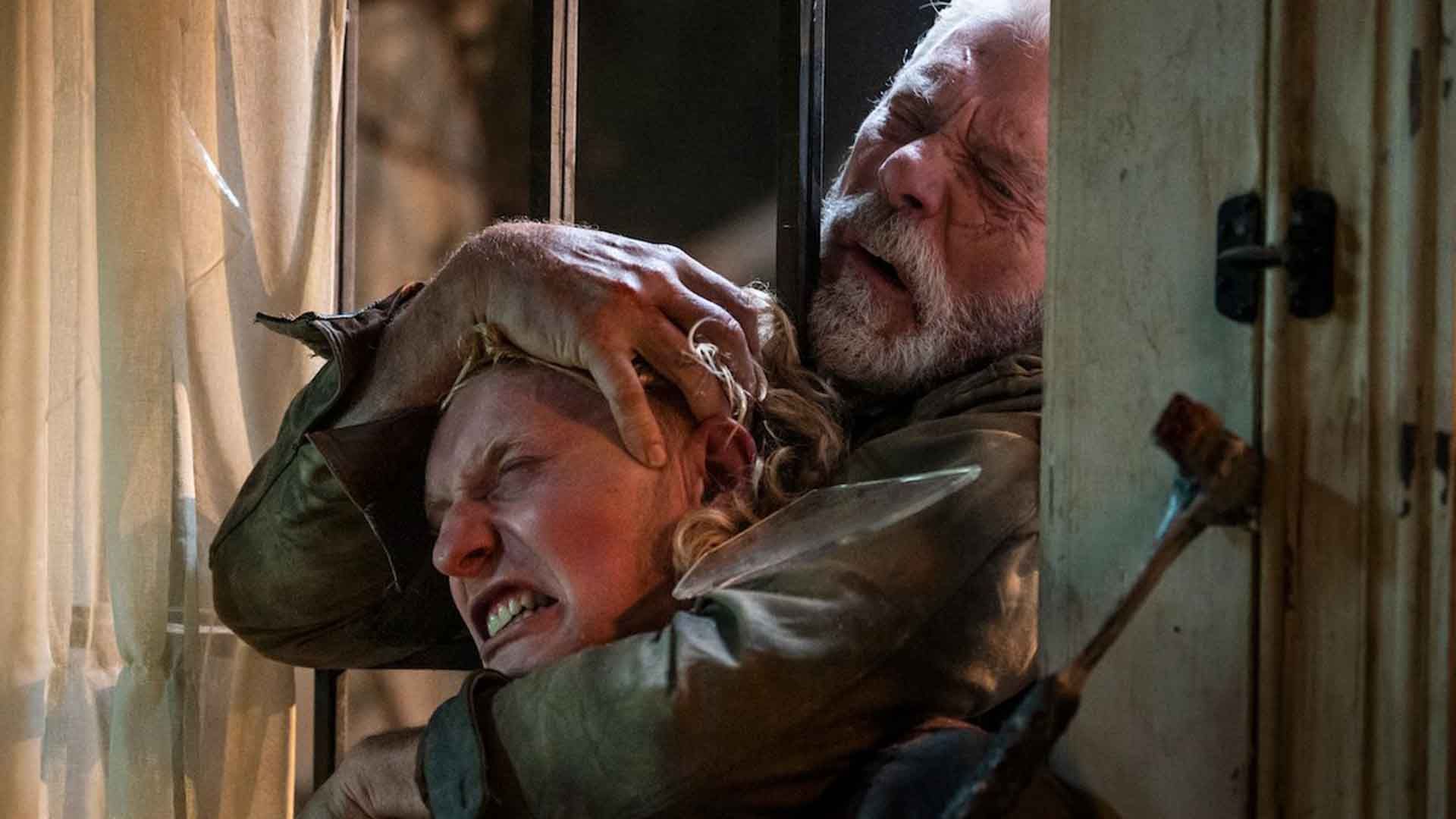استیفن لنگ در حال خفه کردن مردی در فیلم Don’t Breathe 2