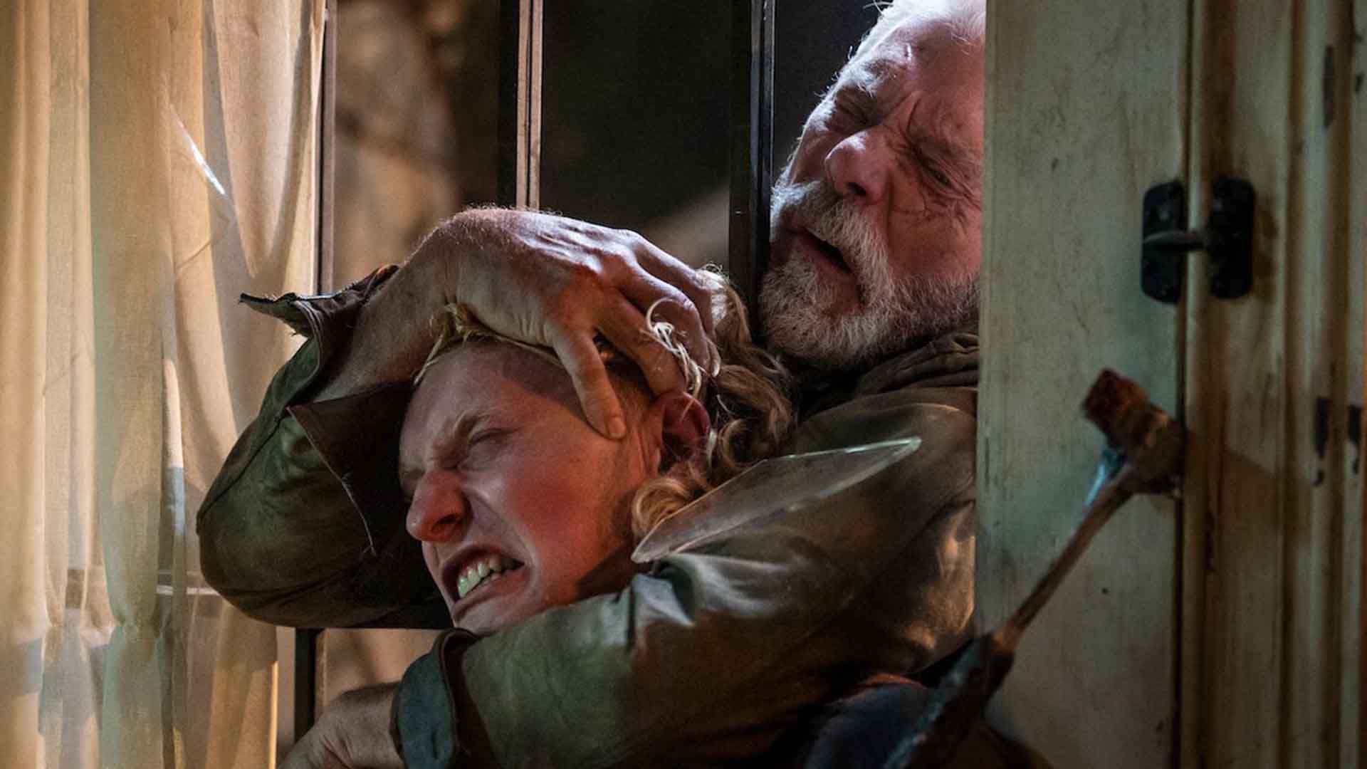 استیفن لنگ در حال خفه کردن مردی در فیلم Don’t Breathe 2