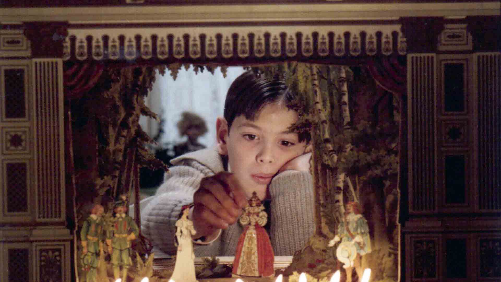 کودکی در حال بازی با مجسمه در فیلم Fanny and Alexander