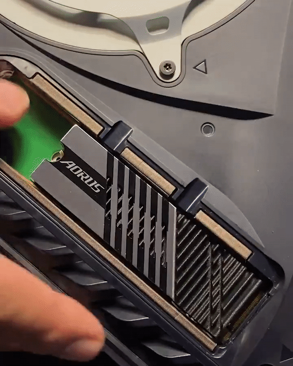 نصب حافظه AORUS NVMe Gen 4 SSD شرکت گیگابایت داخل کنسول پلی استیشن 5 سونی